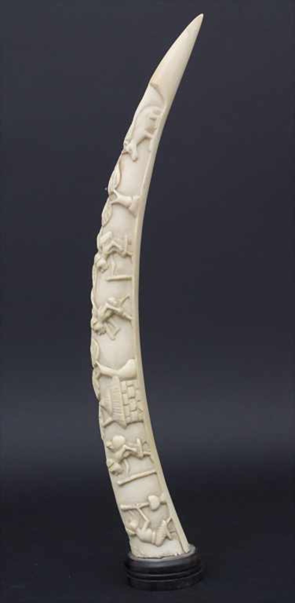 Große Elfenbein-Schnitzerei, Afrika, um 1900-20,Material: Elfenbein geschnitzt, HolzstandLänge: 55 - Image 2 of 4