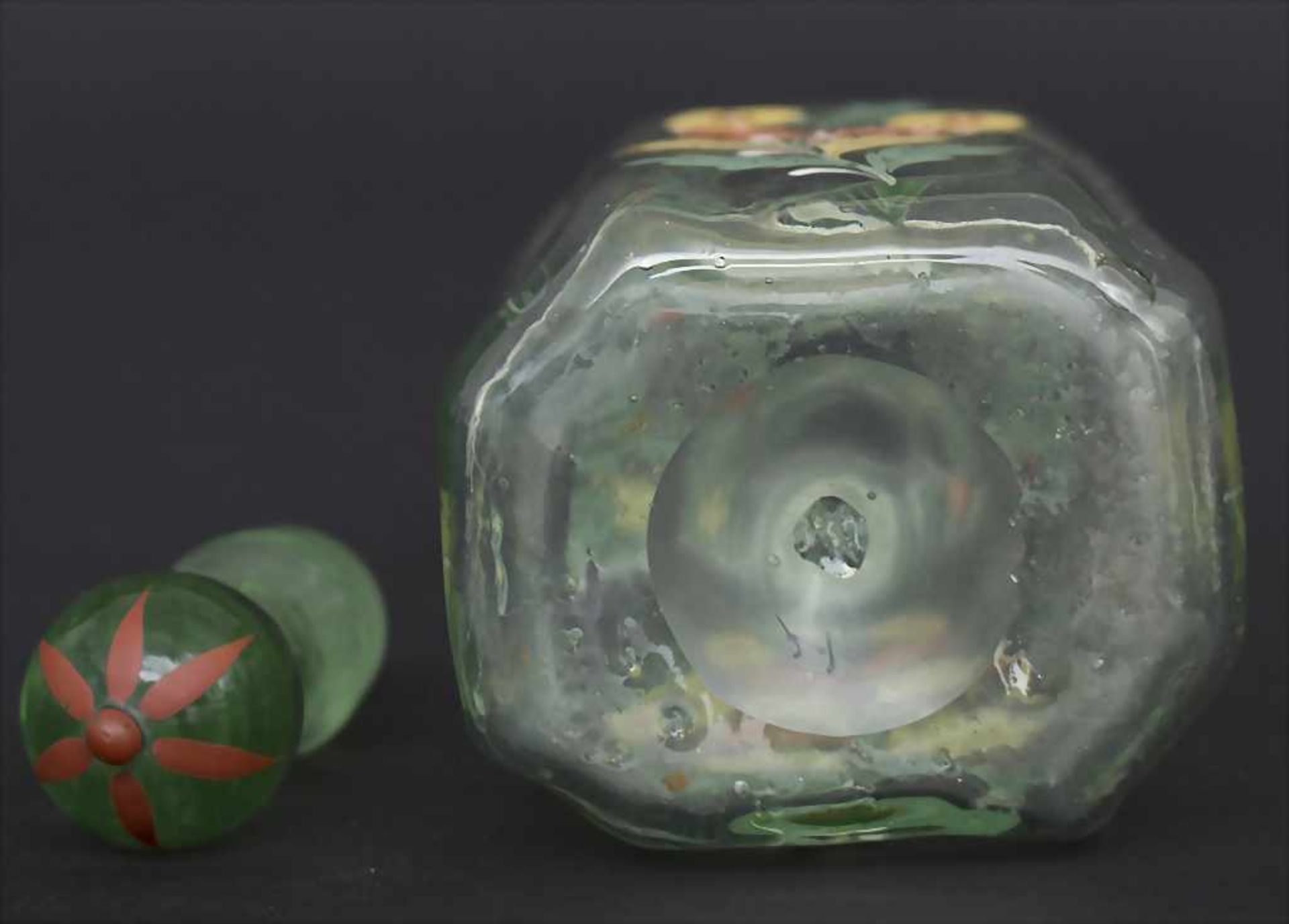 Schnapsflasche mit Blumendekor / A bottle of liquor, Böhmen 19./20. Jh.Material: farbloses Glas, mit - Bild 3 aus 3
