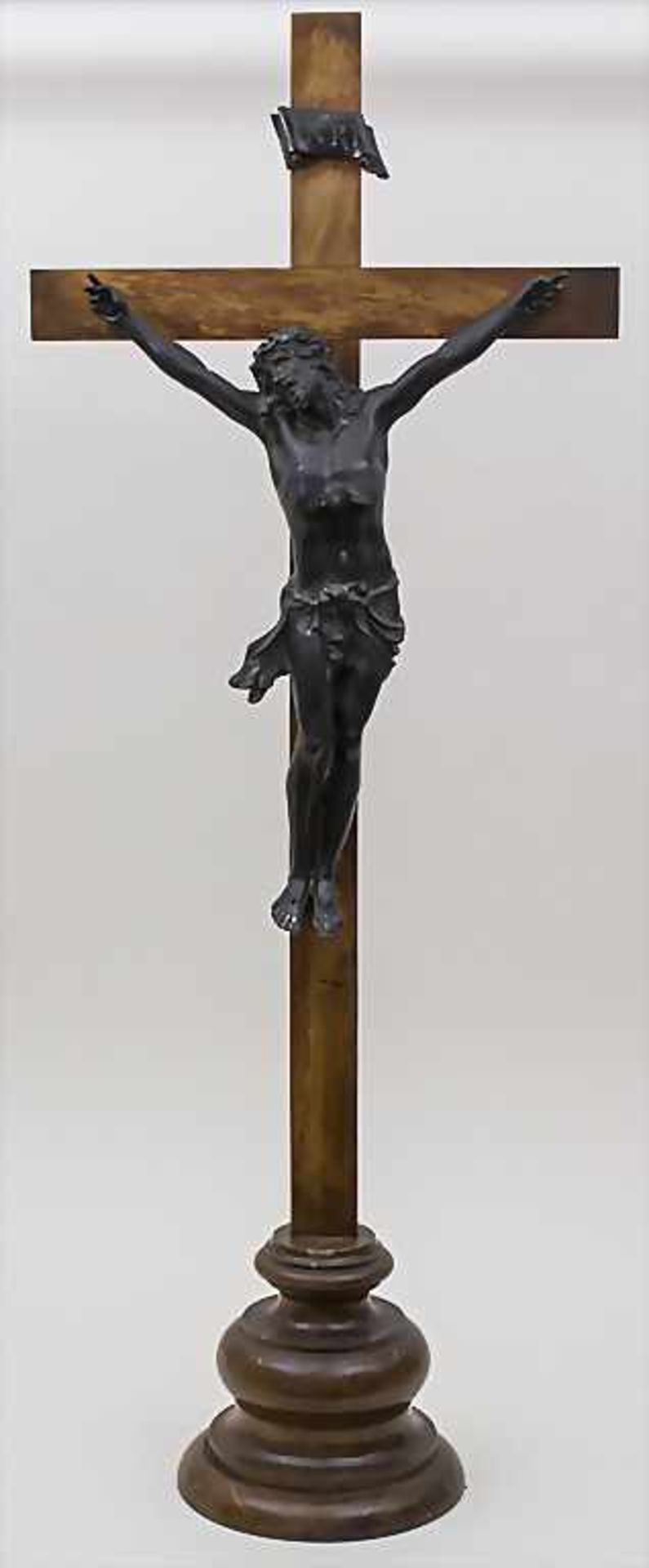 Großes Kruzifix / A large Crucifix, Frankreich, um 1900Technik: Bronze, patiniert, auf Holzkreuz