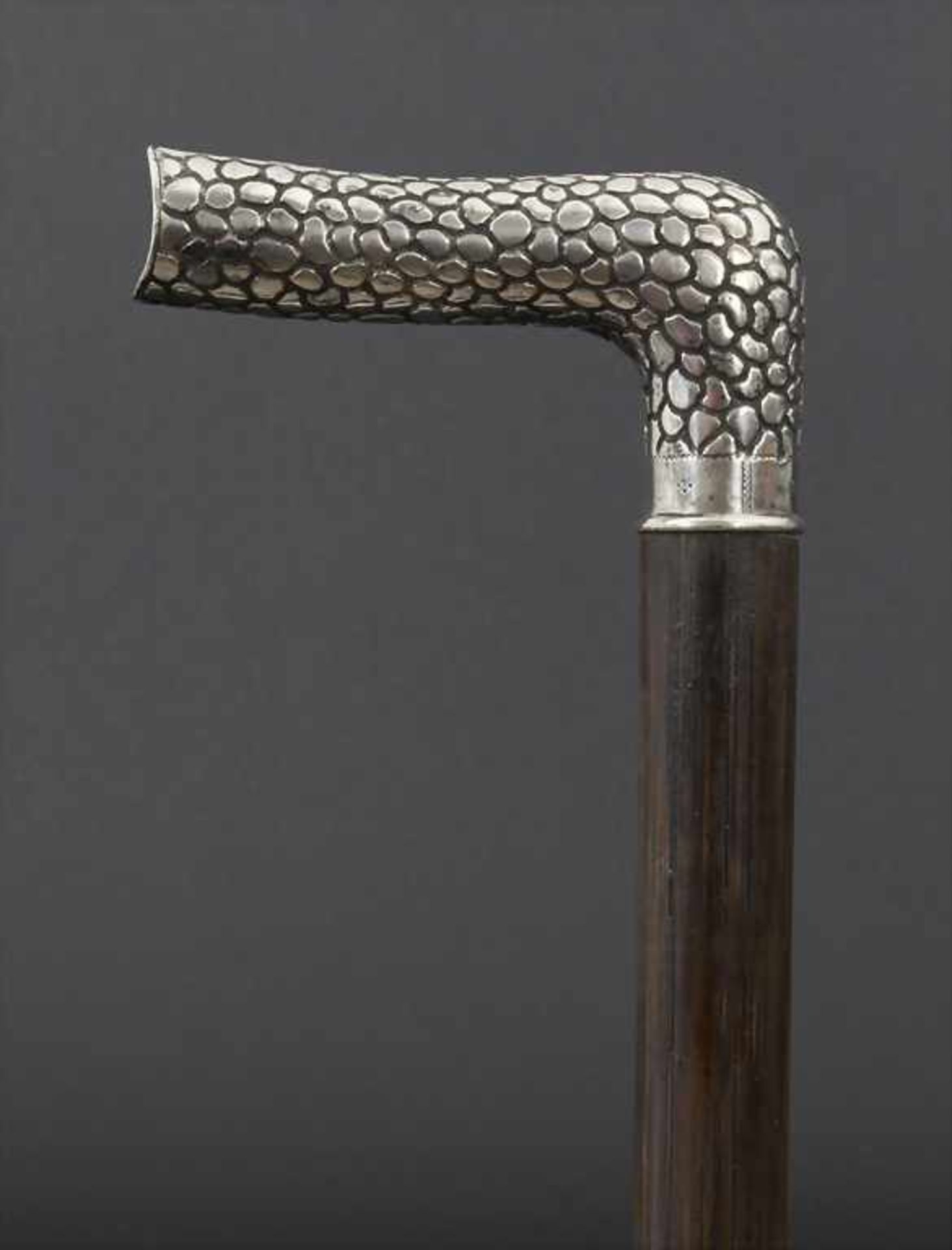 Gehstock mit Silbergrifff 'Tierhautrelief' / A cane with silver handle, deutsch, um 1900Material: