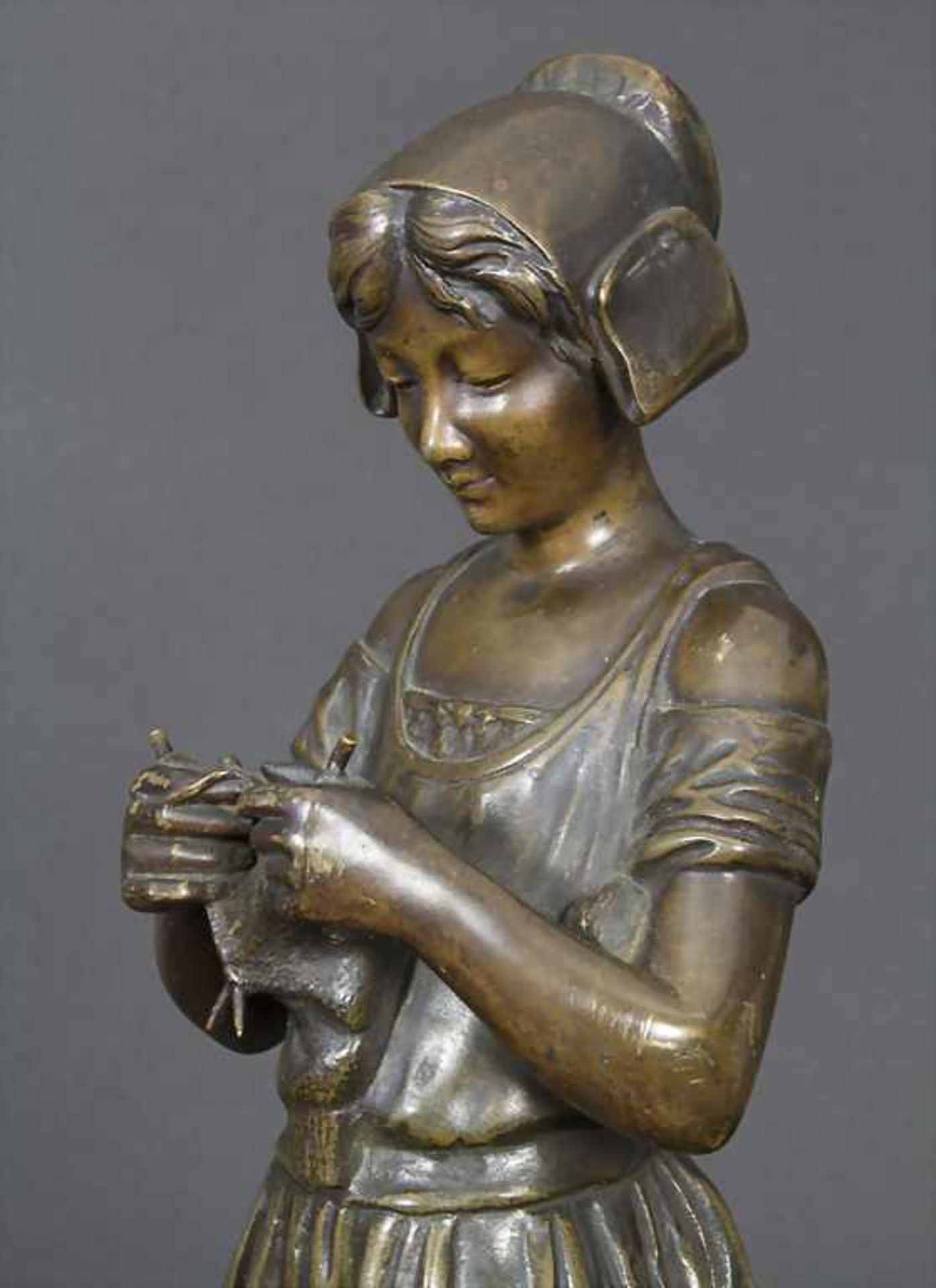 Joseph Berthoz, Strickendes Mädchen / A bronze sculpture of a knitting girl, 19. Jh.Technik: Bronze, - Image 7 of 7