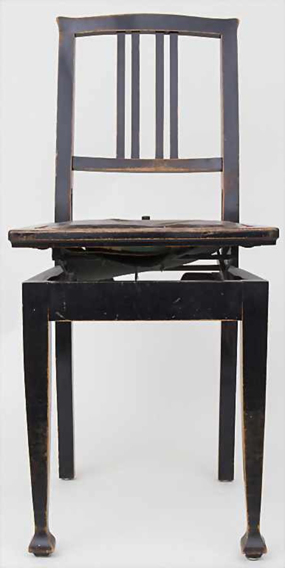 Klavierstuhl / A piano chair, um 1900Material: Holz, ebonisiert, höhenverstellbare Sitzfläche mit