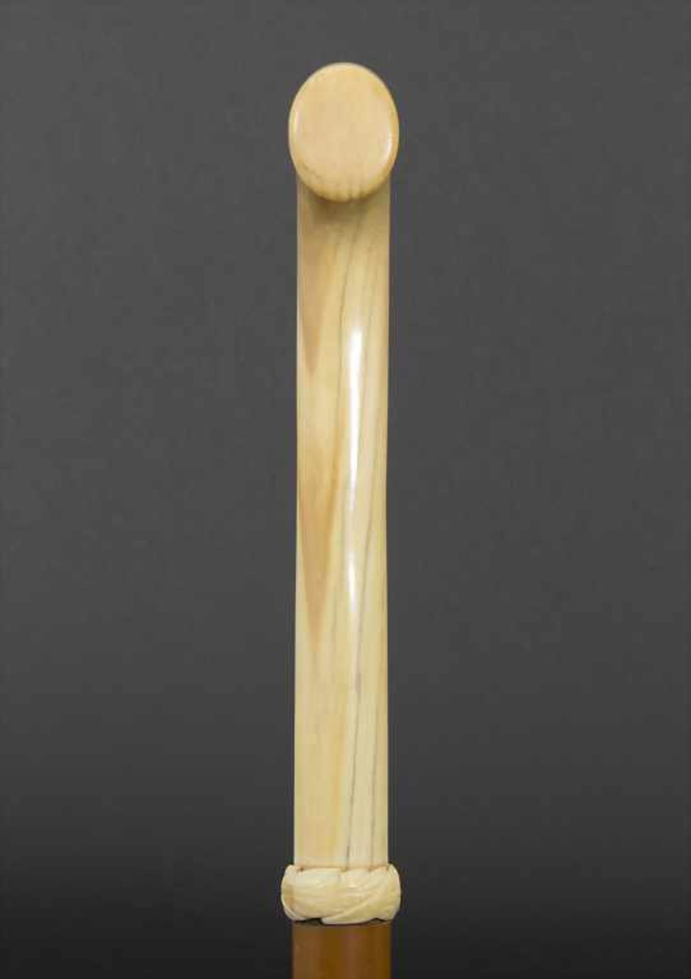 Gehstock mit Elfenbeingriff / A cane with ivory handle, um 1880Material: Malaccarohr (Schuss), - Bild 3 aus 5