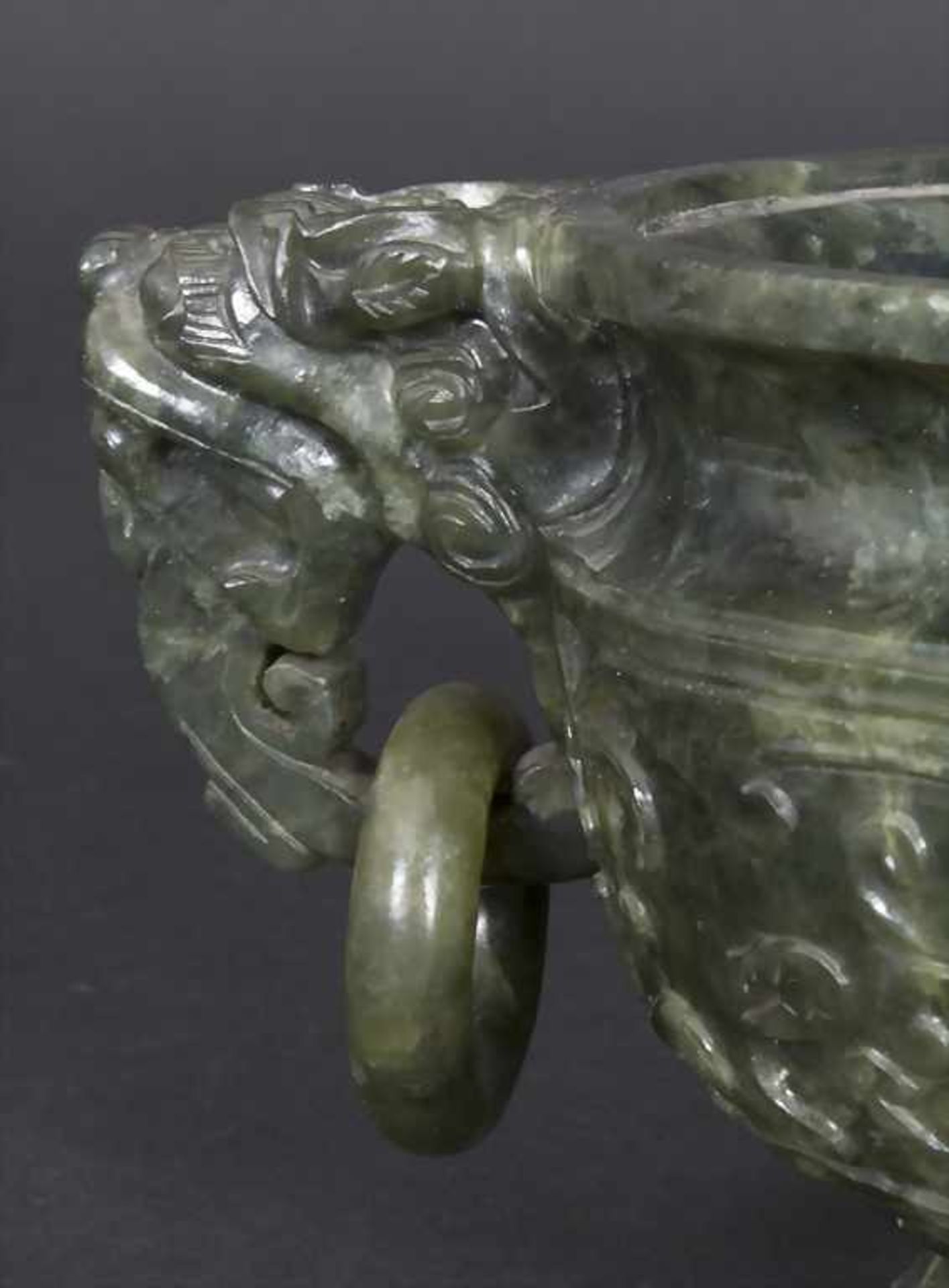 Koro, China, 18./19. Jh.Material: spinatgrüne Jade, Außenwandung fein beschnitzt mit archaischen - Bild 8 aus 10