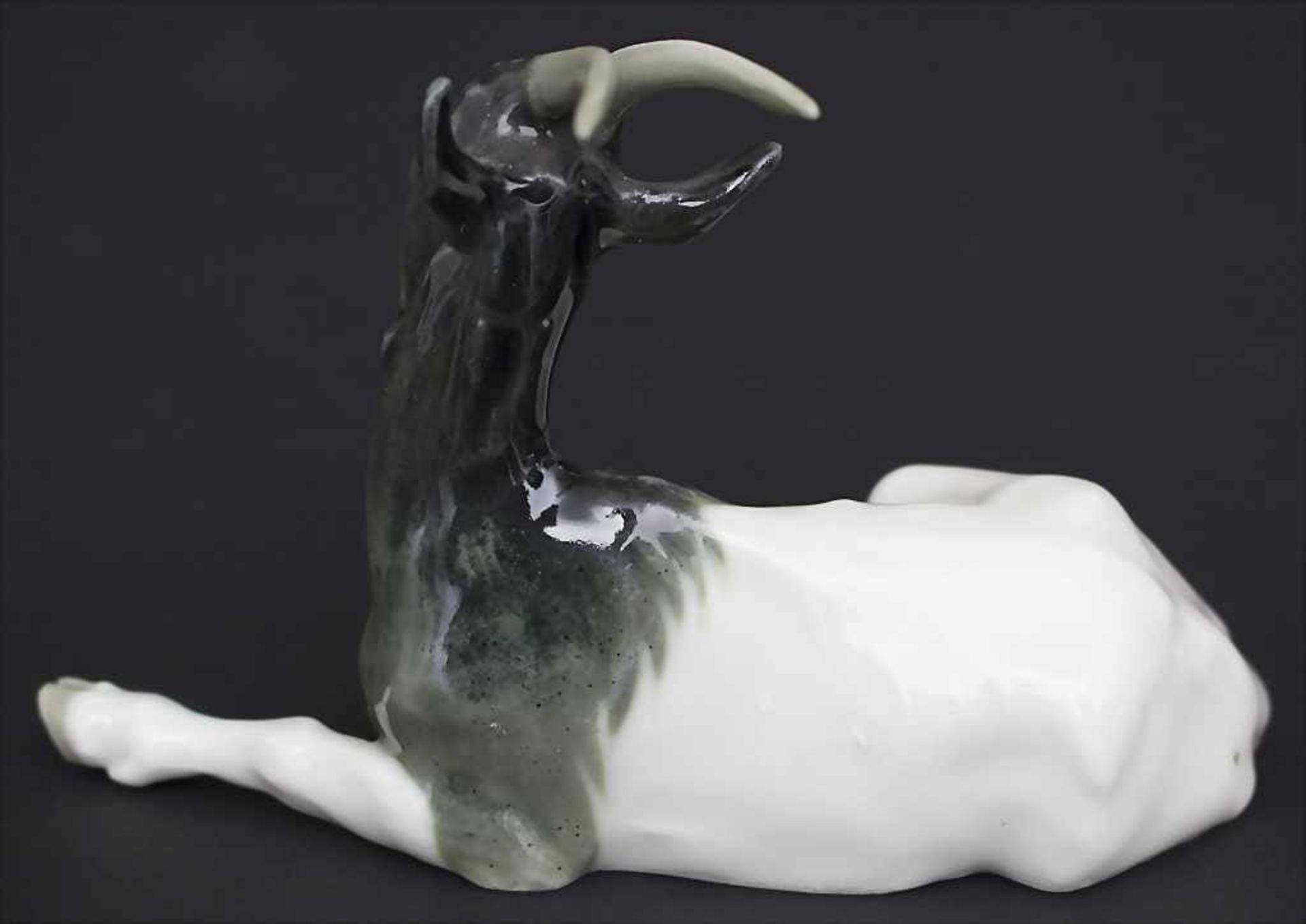 Jugendstil-Tierfigur 'liegender Ziegenbock' / An Art Nouveau animal figure of a reclining goat, - Bild 3 aus 6