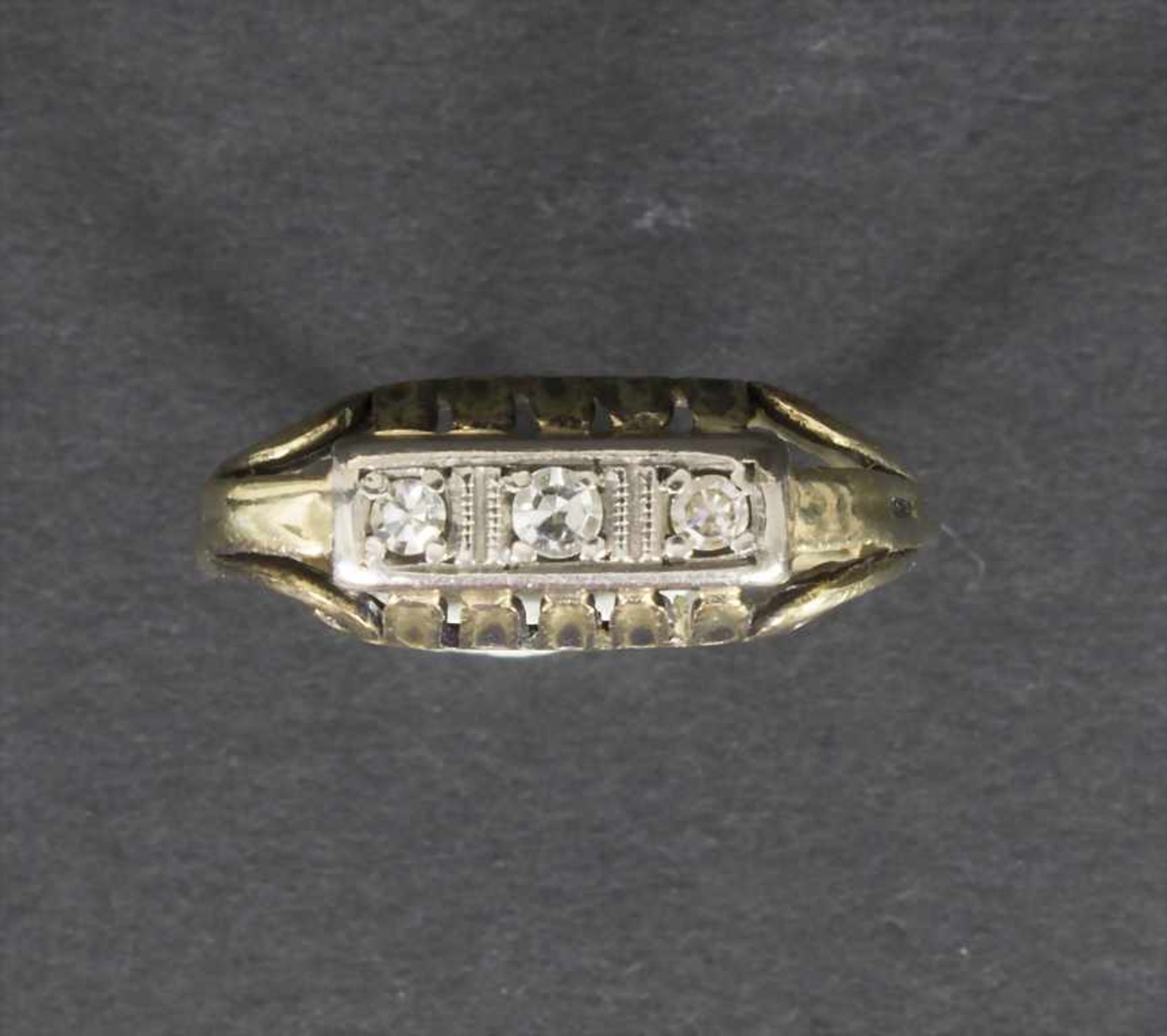 Damenring mit Diamanten / A ladies ring with diamondsMaterial: GG 585/000, Diamanten zus. ca. 0,1