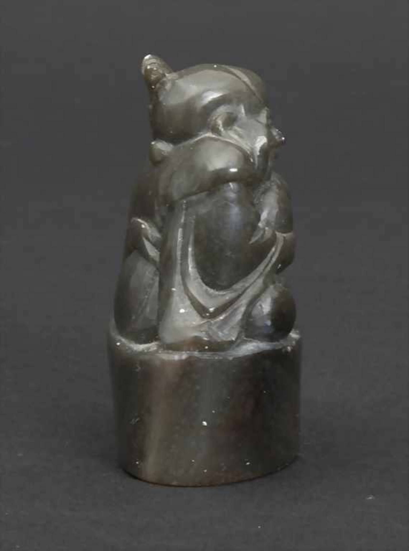 Jade-Stempel, A Jade Stamp, China, 19. Jh.Material: Jade dunkel grün, geschnitzt, Höhe: 5 cm, - Bild 4 aus 5