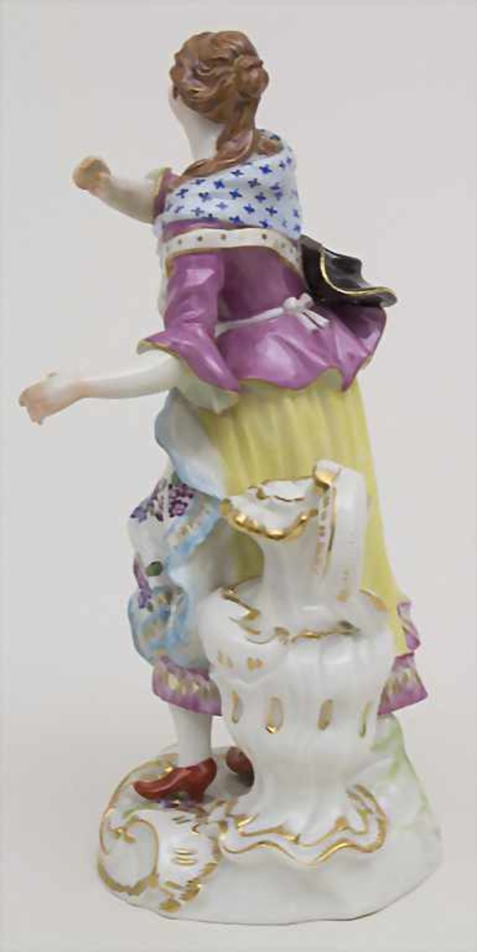 Schäferin mit hohem Henkelgefäß / A figure of a shepherdess with huge jug, Meissen, Mitte 20. Jh. - Image 4 of 6