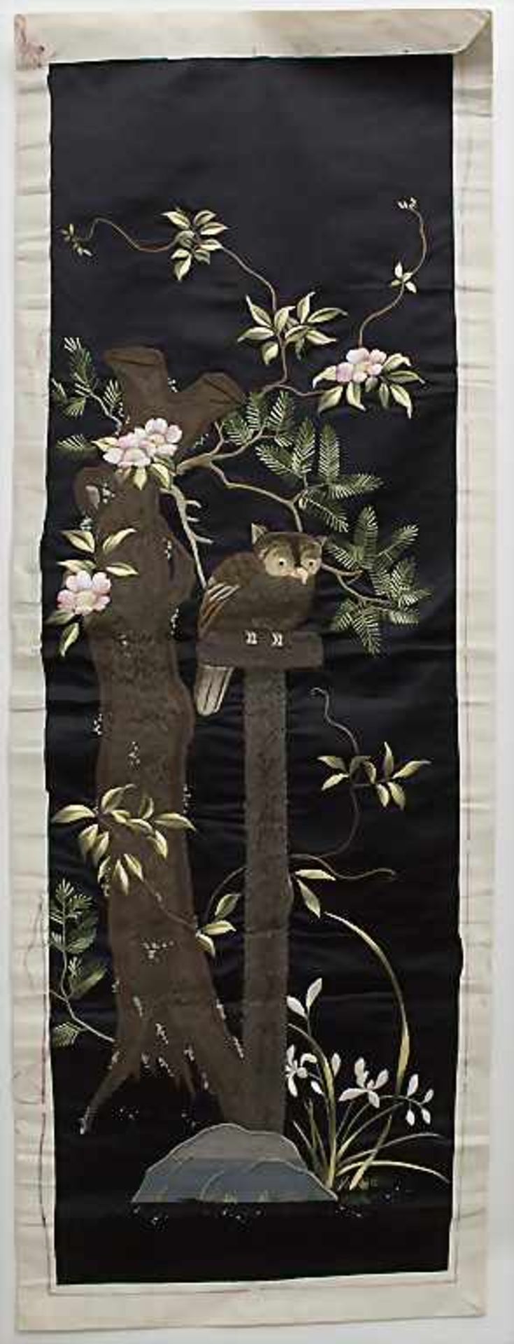 Seiden-Wandbehang 'Eule' / A silk wall hanging 'Owl', China, 1. Hälfte 20. Jh.Material: