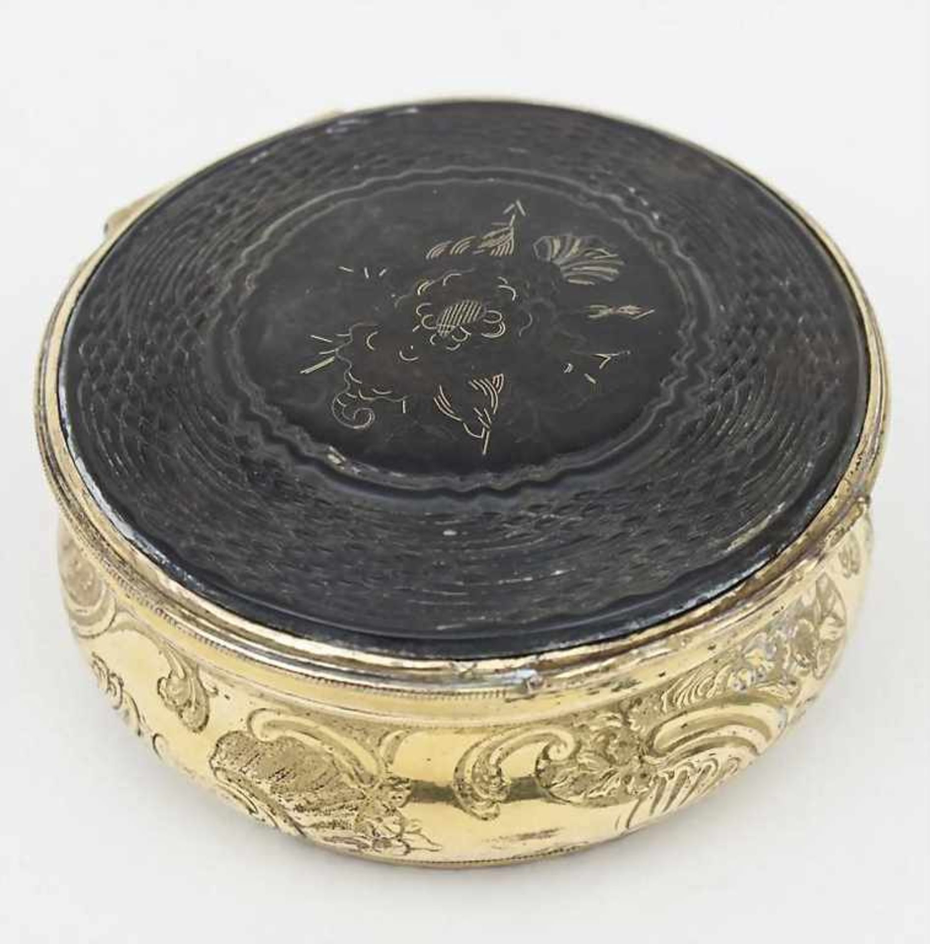 Rokoko-Tabatiere/Snuffbox, Frankreich, um 1770runde Scharnierdeckeldose aus vergoldeter Bronze.