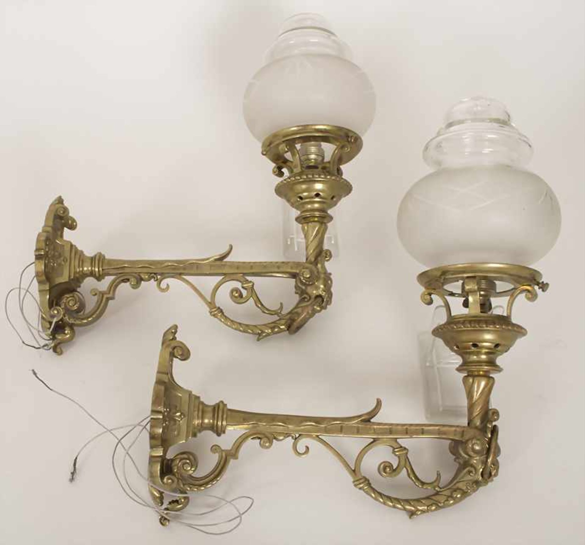 Paar Messing-Wandleuchter im barocken Stil, Frankreich, um 1890Material: Messing, Glasschirme,Marke: - Image 2 of 4