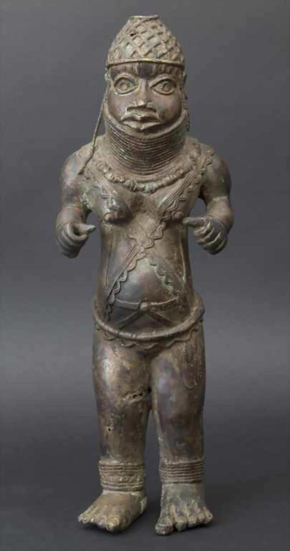 Königsfigur, Benin, Nigeria, nach 1950Material: Bronze (Guss der verlorenen Form), braun, partiell