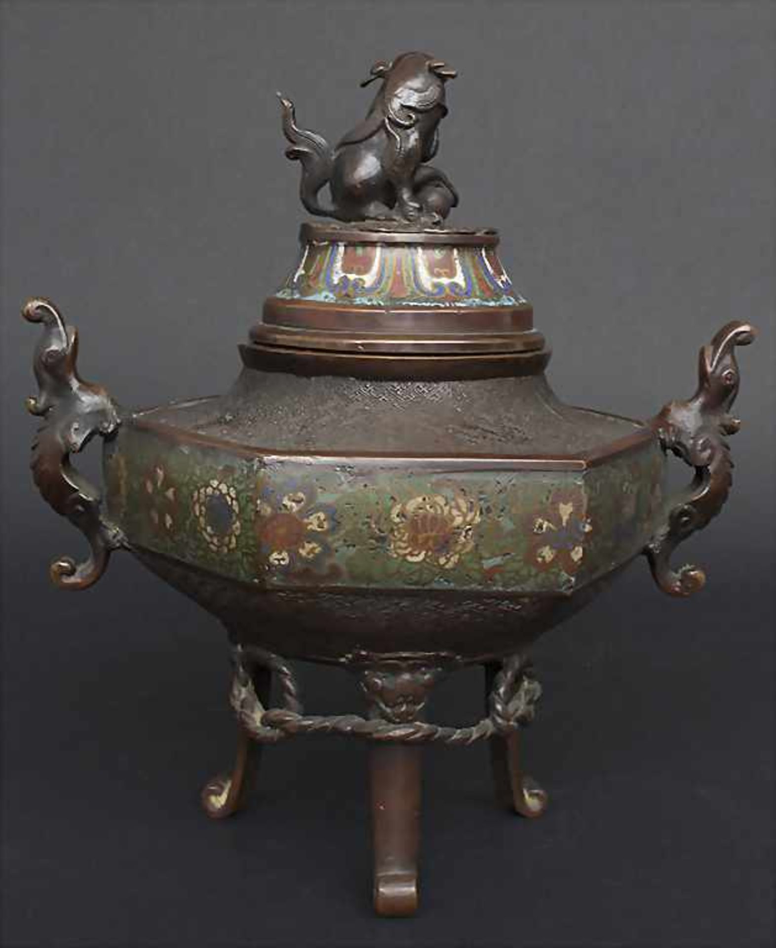 Cloisonné Weihrauchbrenner mit Shishi / A Cloisonné incense burner with Shishi, China, 19. Jh. - Bild 3 aus 8