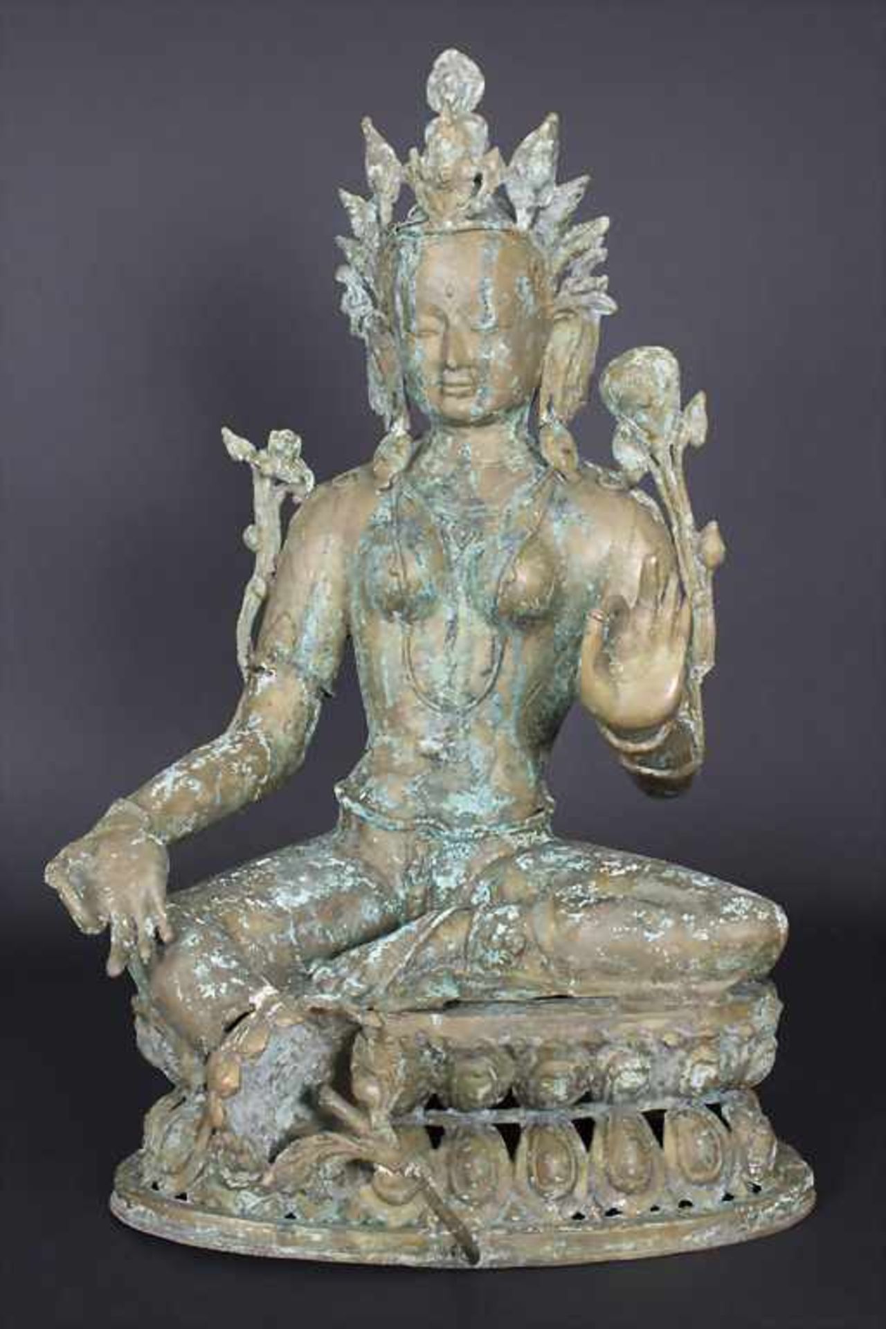 Sitzende Gottheit 'Tara' / A sitting deity 'Tara', tibetochinesischMaterial: Bronze, patiniert,