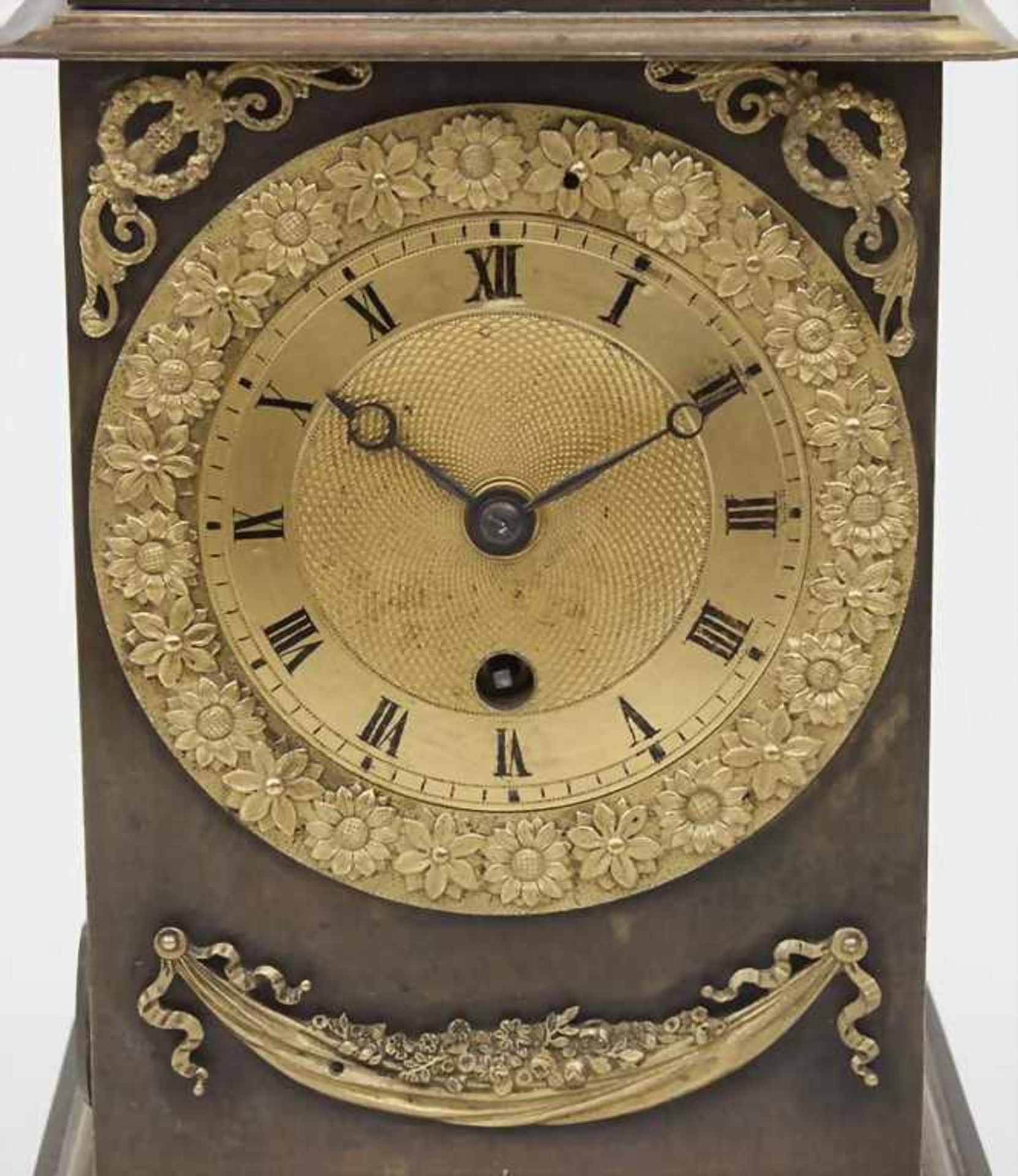 Pendule Epoque Restauration, Paris, ca. 1830Gehäuse: Bronze partiell vergoldet, mattiert,Uhrwerk: - Bild 2 aus 6