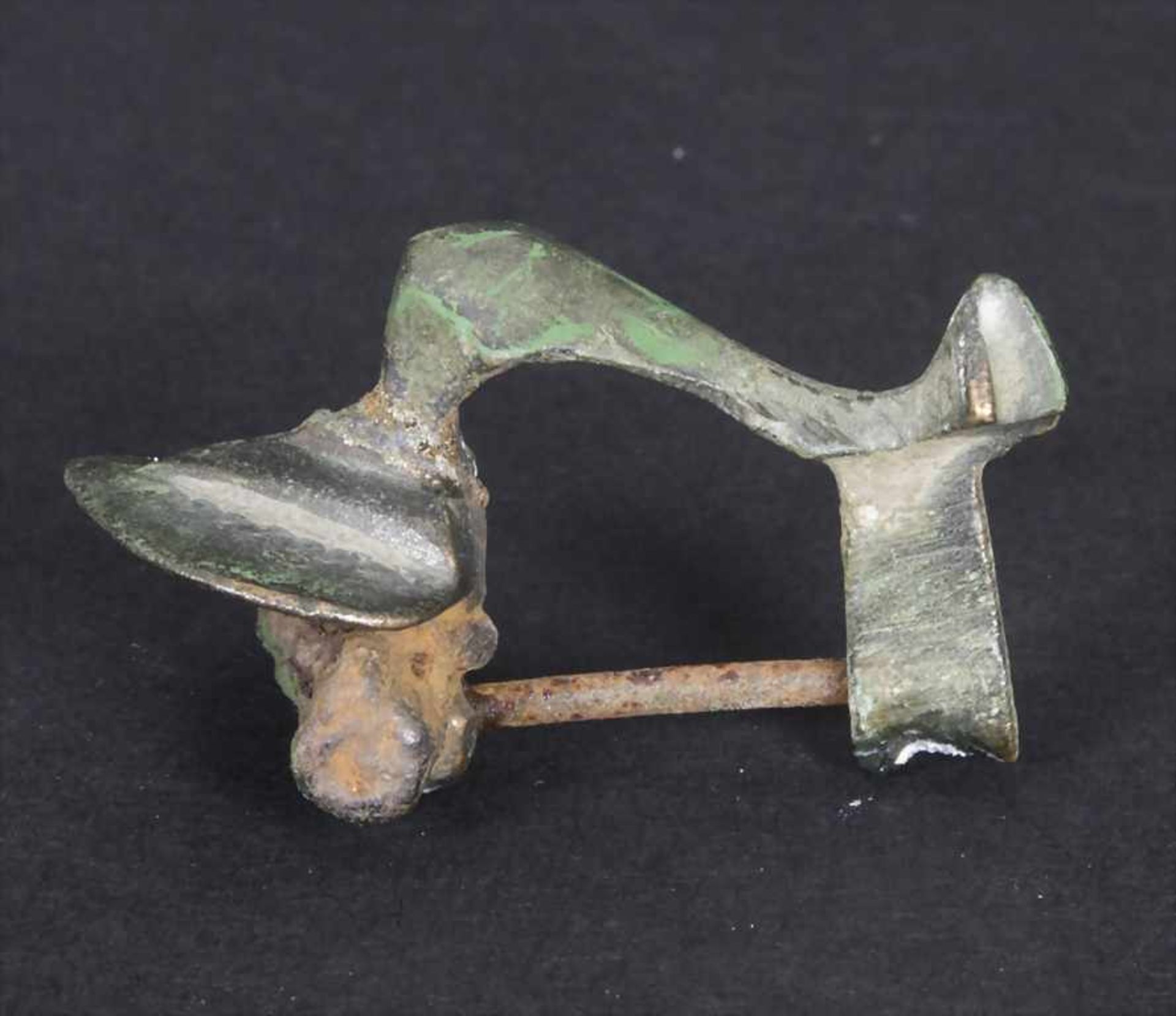 Römische Fibel / A Roman fibulaMaterial: Bronze,Länge: cm,Zustand: gut, alt restauriert, - Image 2 of 2