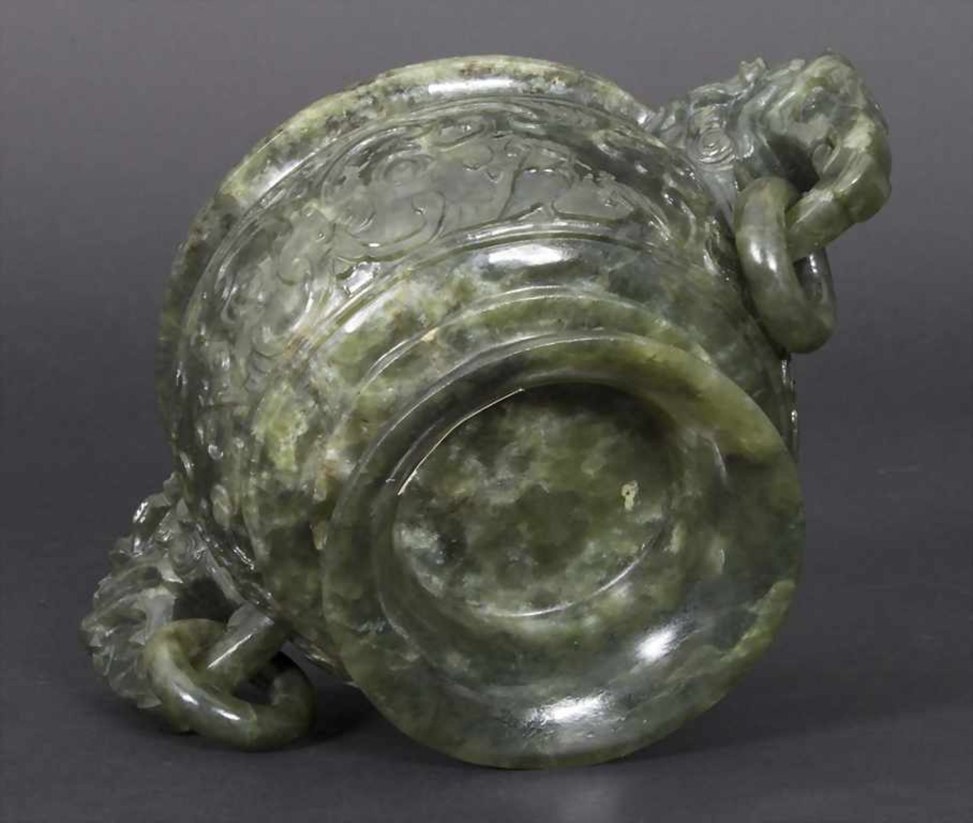 Koro, China, 18./19. Jh.Material: spinatgrüne Jade, Außenwandung fein beschnitzt mit archaischen - Bild 6 aus 10