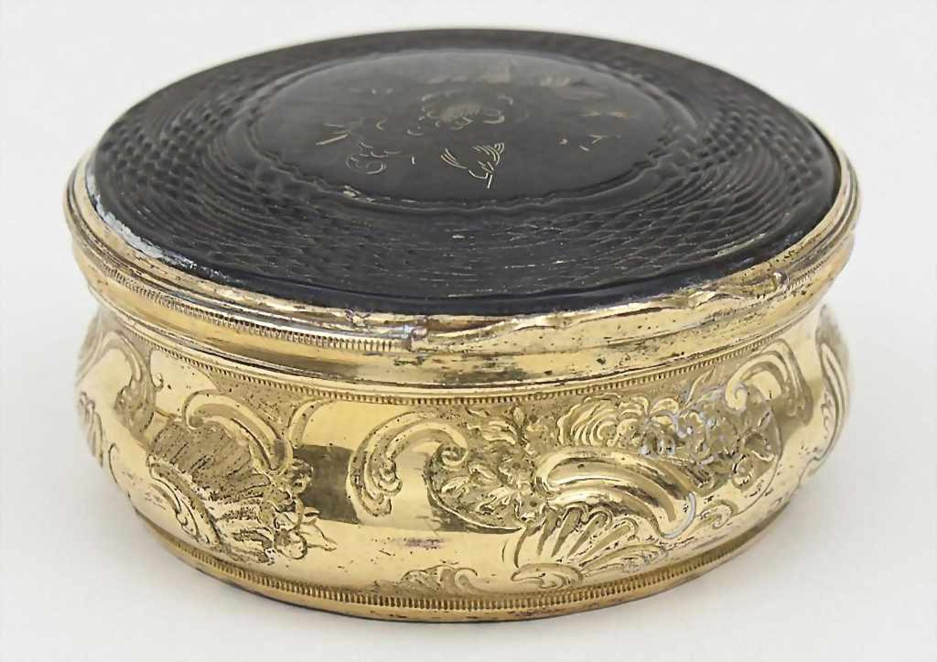 Rokoko-Tabatiere/Snuffbox, Frankreich, um 1770runde Scharnierdeckeldose aus vergoldeter Bronze. - Bild 2 aus 3