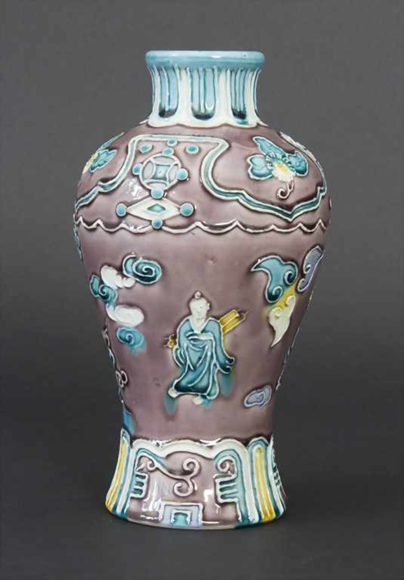 Fahua-Vase, China, wohl 18./19. Jh.Material: Bisquitporzellan, Auflagen in Fahuatechnik, polychrom - Bild 2 aus 7