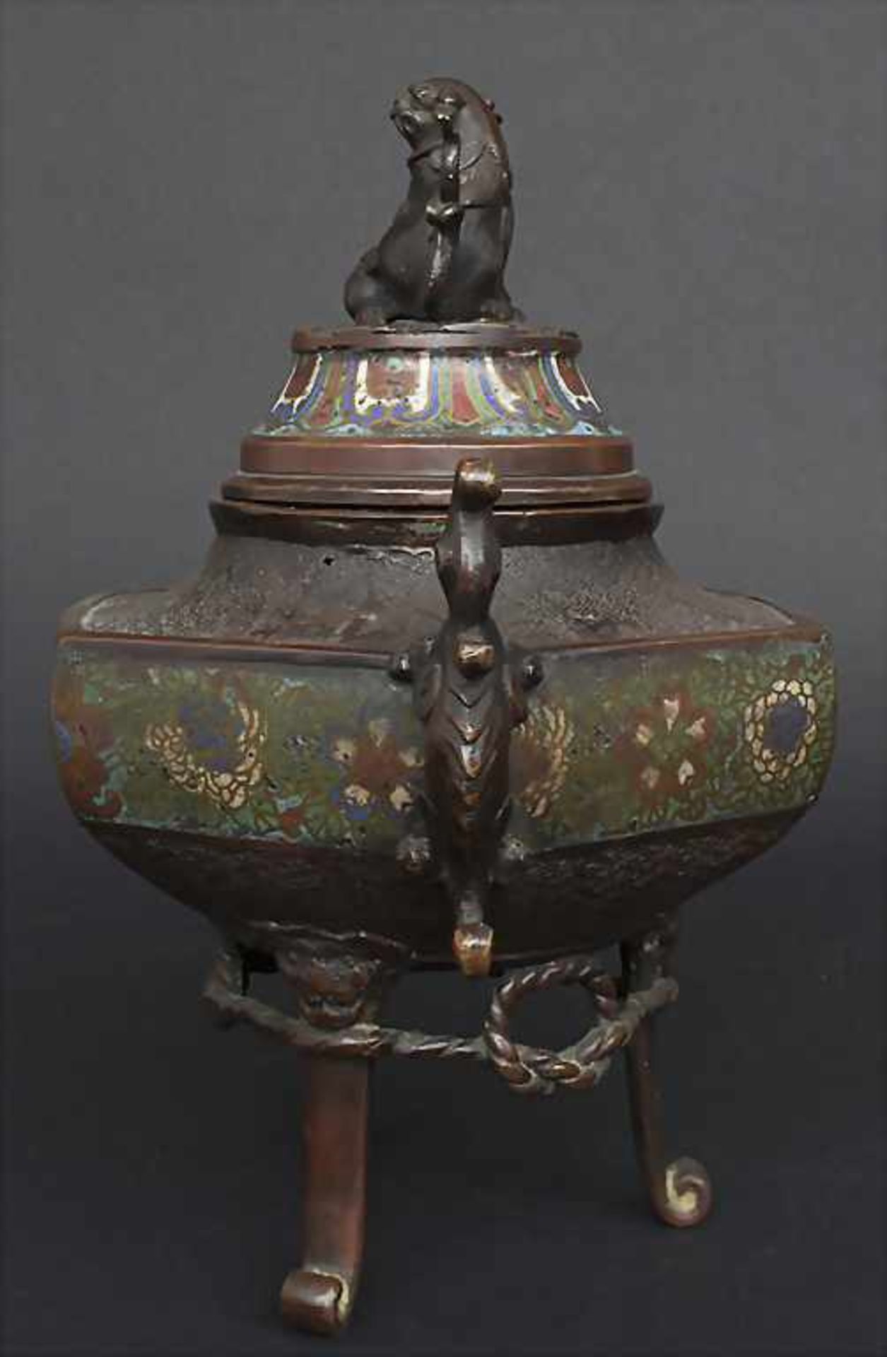 Cloisonné Weihrauchbrenner mit Shishi / A Cloisonné incense burner with Shishi, China, 19. Jh. - Bild 4 aus 8