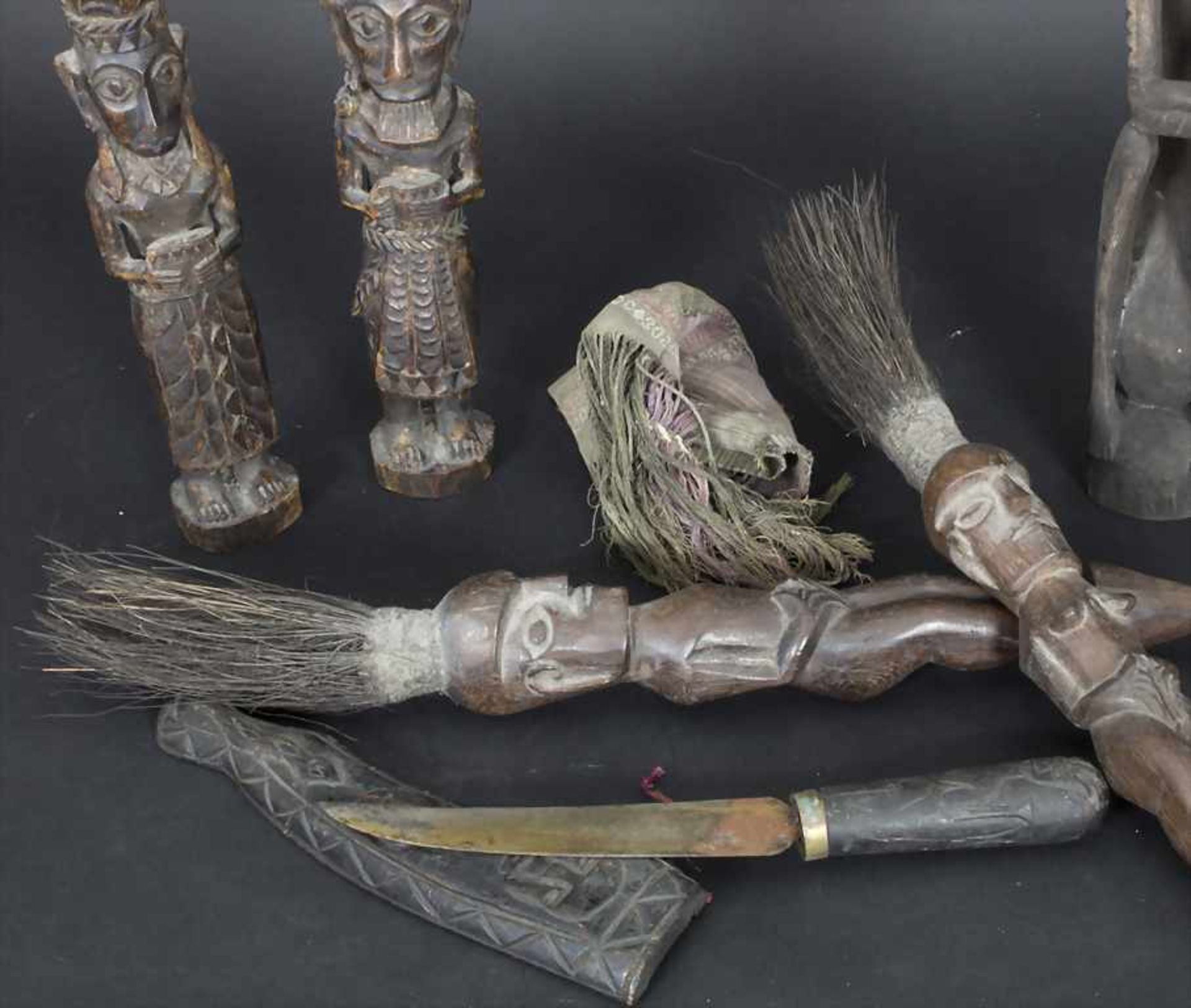 Konvolut Afrikana / Objects from Africa* Figurenpaar, Holz geschnitzt, Höhe 28,5 cm,* Messer in - Bild 2 aus 2