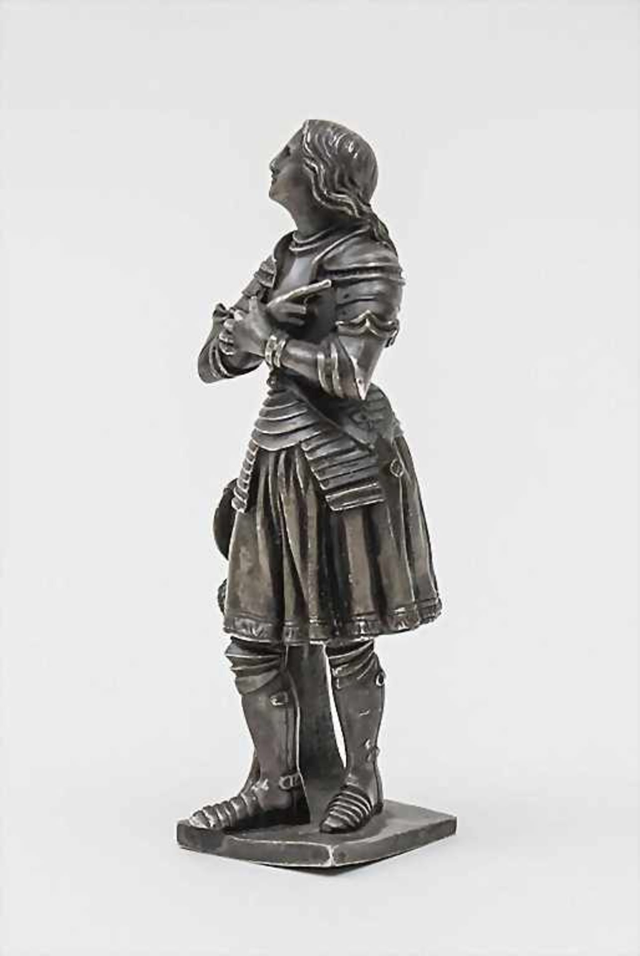 Jeanne D'Arc, Daubree, Frankreich 19. Jh.auf einem quadratischen Stand in voller Rüstung stehende - Image 2 of 4