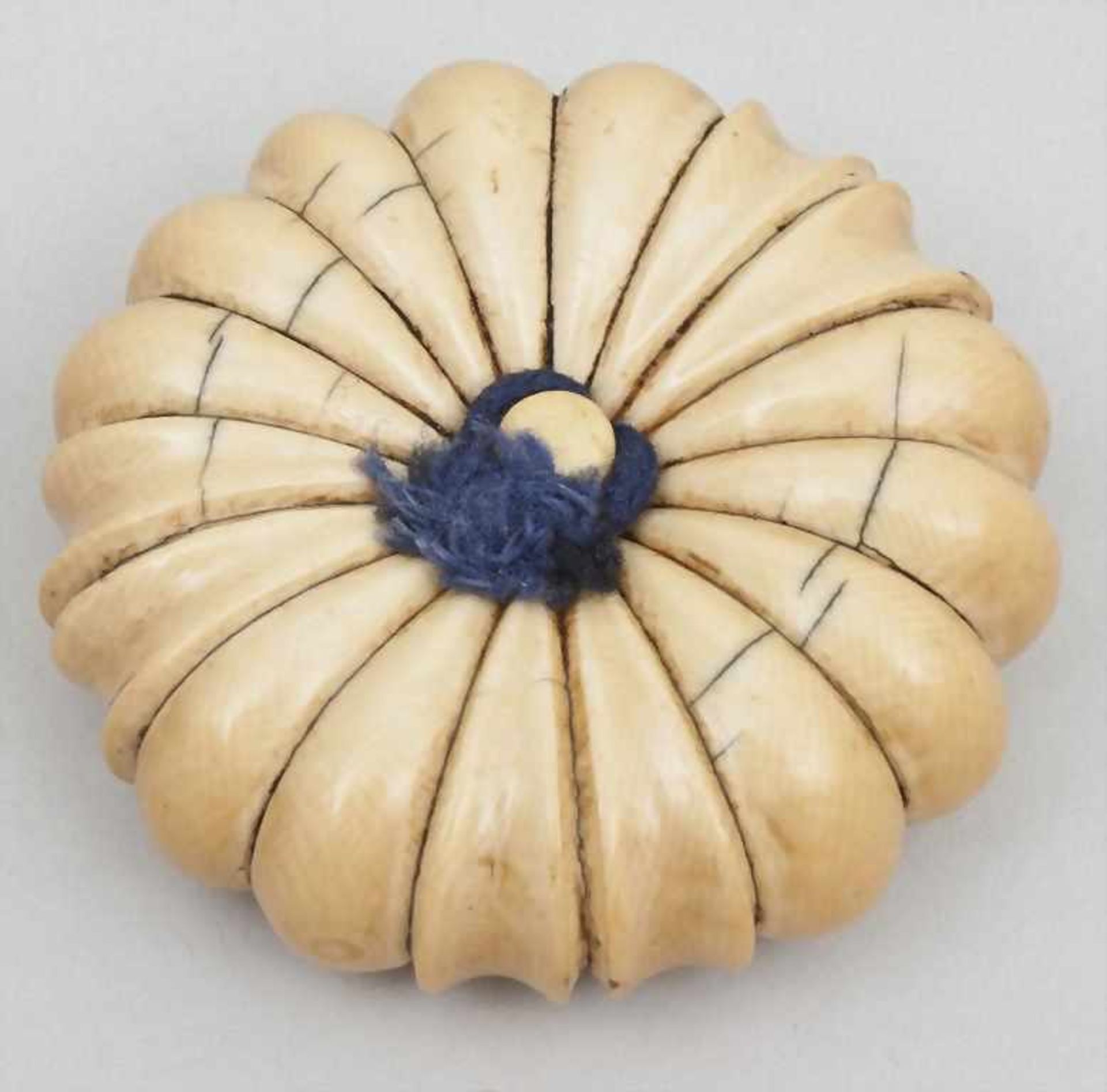 Manju-Netsuke, Japan, um 1900Elfenbein. In Form einer Blüte, Blütenstempel separat gearbeitet und - Bild 2 aus 2