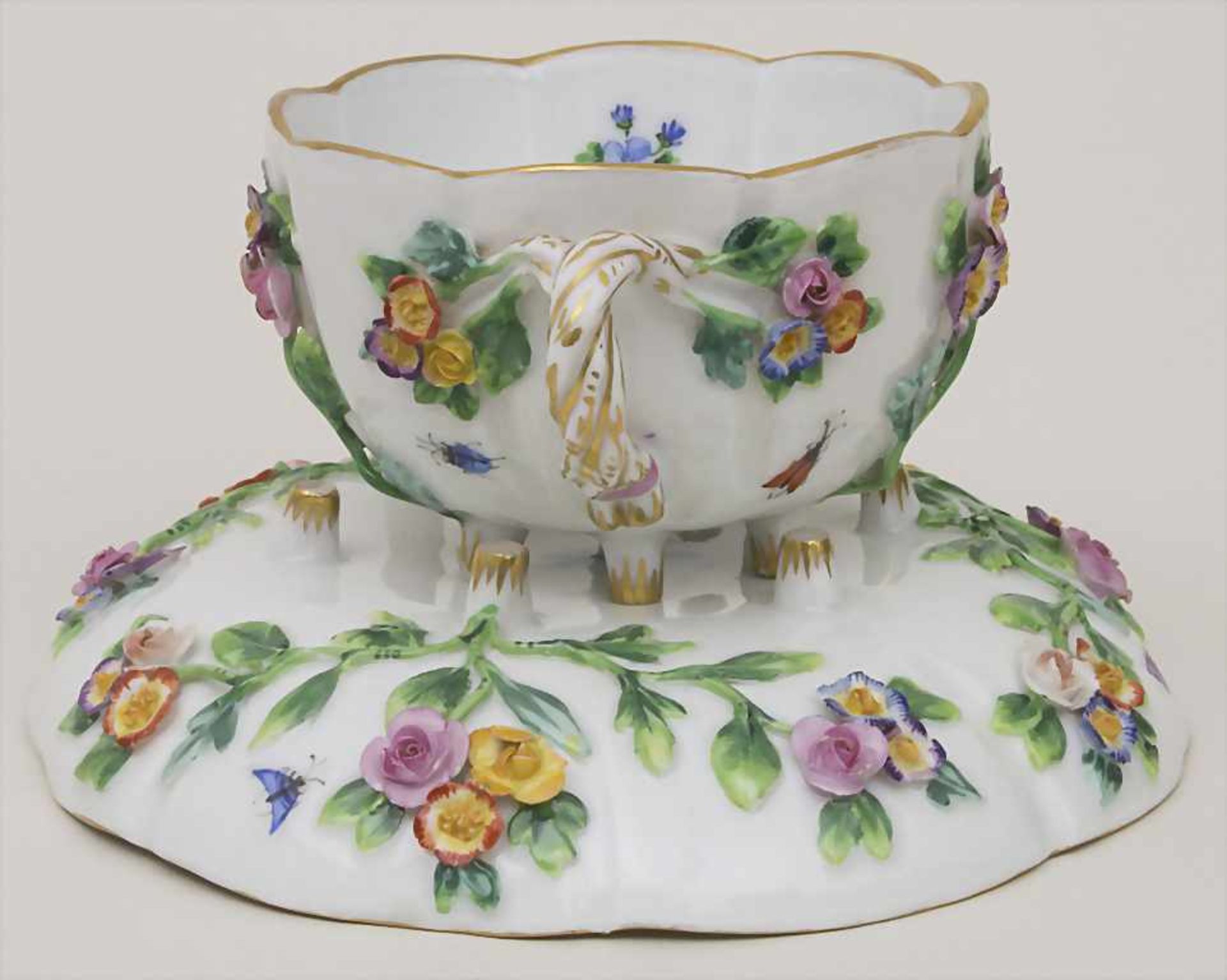 Tasse und Untertasse mit aufgelegten Blüten / A cup and saucer with encrusted flowers, Meissen, - Image 2 of 7