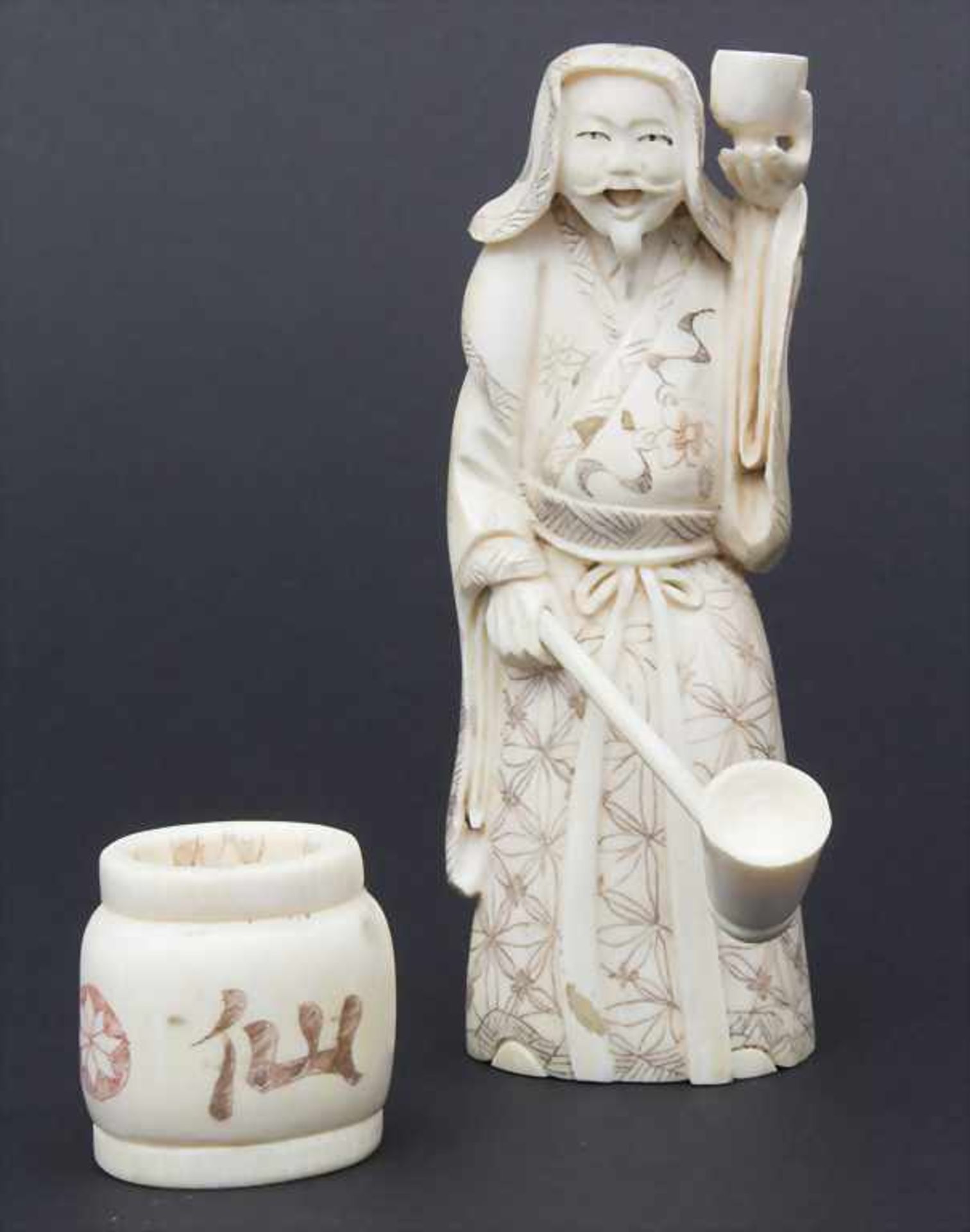 Okimono 'Wasserschöpfer' / A figure 'A Water Seller, Japan, um 1900Material: Elfenbein,