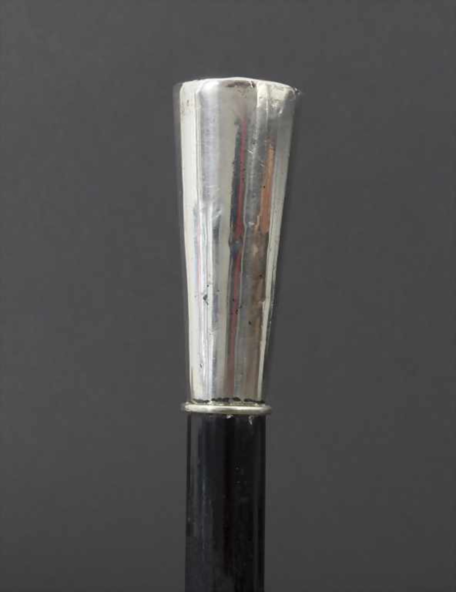 Gehstock mit Silberknauf / A cane with silver handle, Ende 19. Jh.Material: Hartholz, ebonisiert ( - Bild 4 aus 6