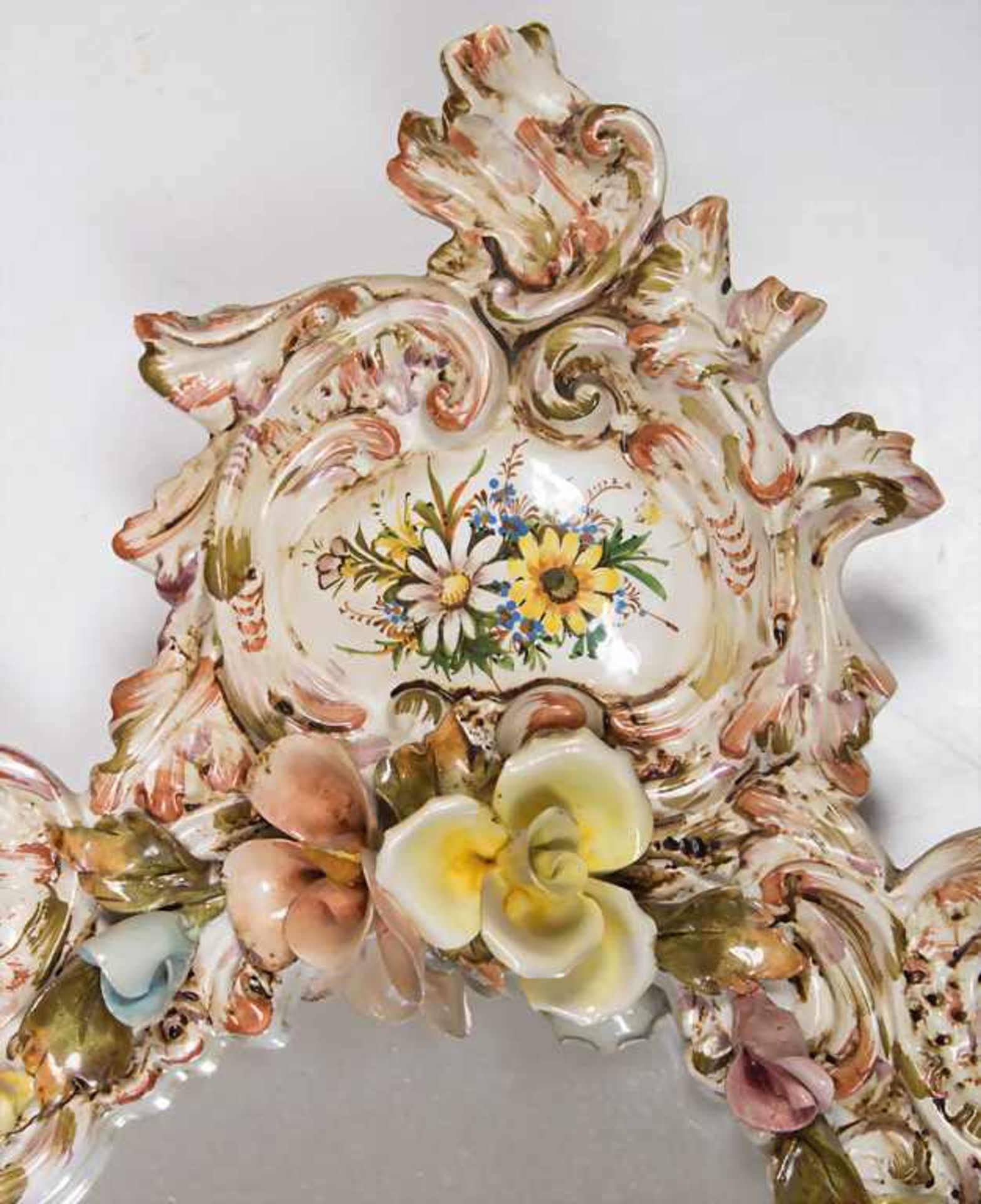 Spiegel mit Porzellanblüten / A mirror with porcelain flowersMaterial: Porzellan, farbig - Bild 2 aus 4