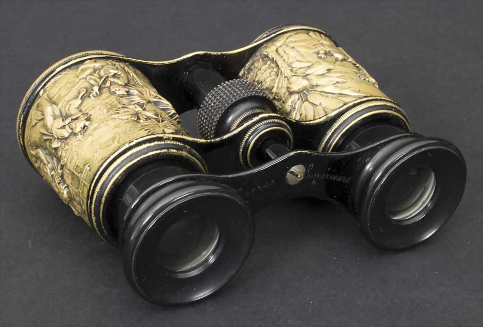 Opernglas mit Figurenrelief / Opera glasses with figural relief, Japan, um 1900Material: Messing, - Bild 2 aus 7