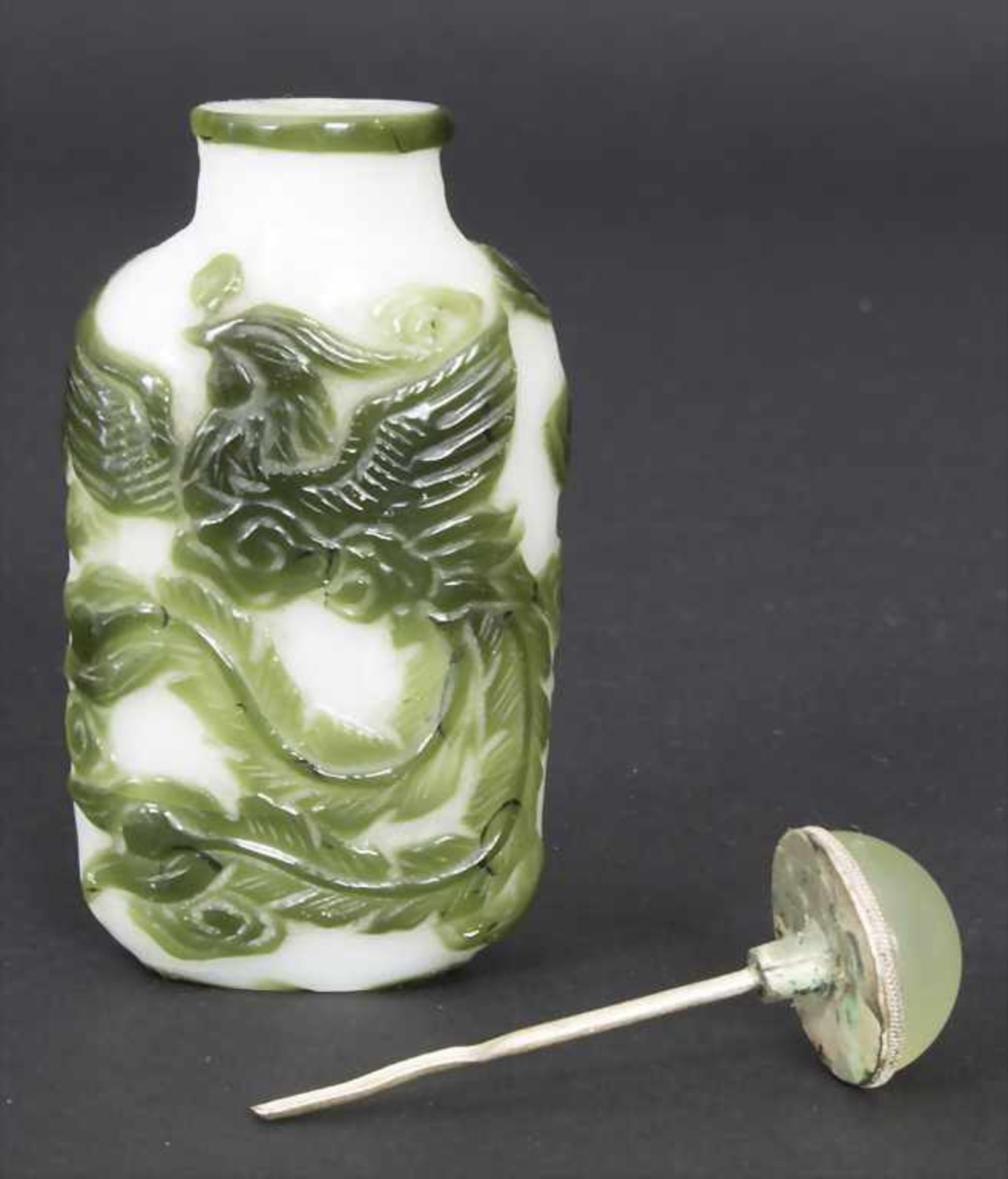 Snuff Bottle, China, um 1900Material: Milchglas überfangen, Kristallstöpsel,Dekor: Phönixe und - Image 5 of 7
