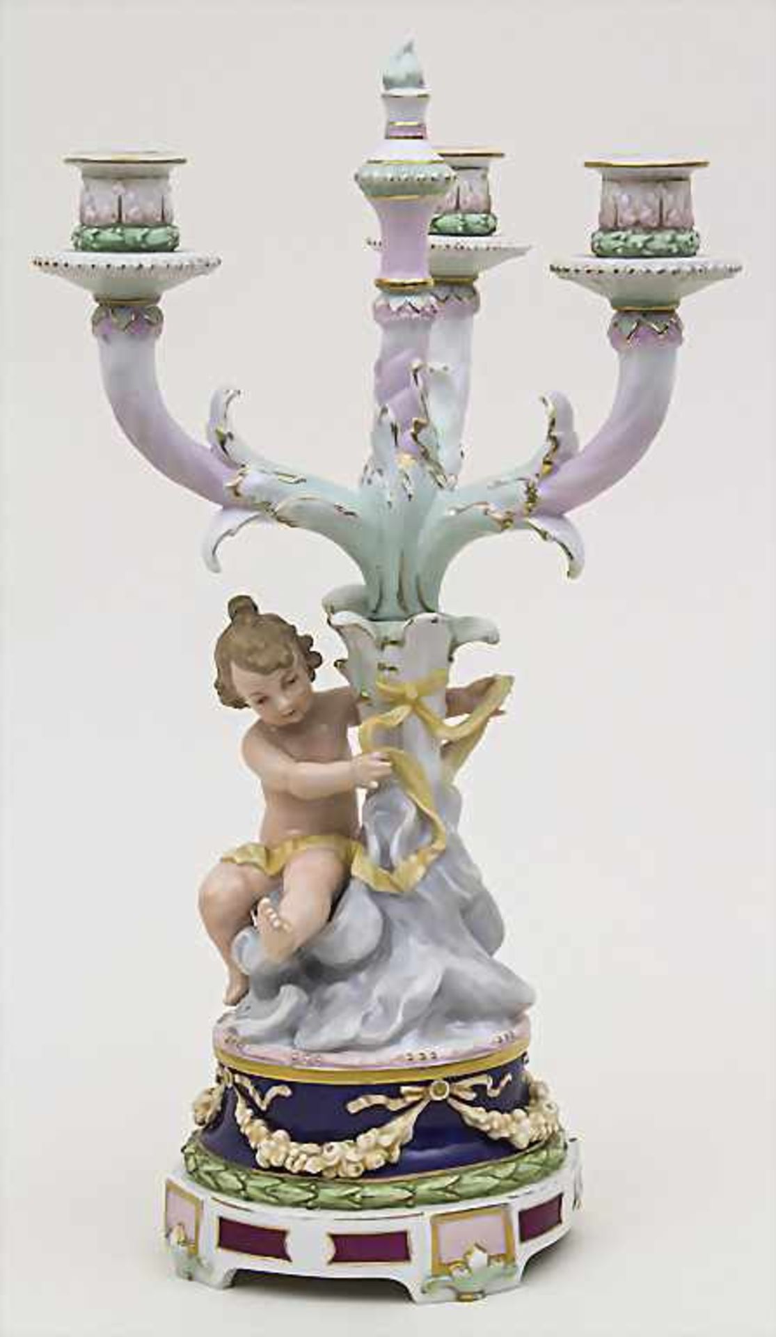 Dreiarmiger figürlicher Kerzenleuchter / A figural candelabra, Karl Ens, Volkstedt-Rudolstadt, um