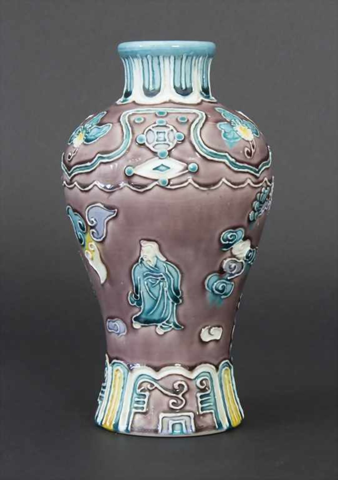 Fahua-Vase, China, wohl 18./19. Jh.Material: Bisquitporzellan, Auflagen in Fahuatechnik, polychrom - Bild 3 aus 7
