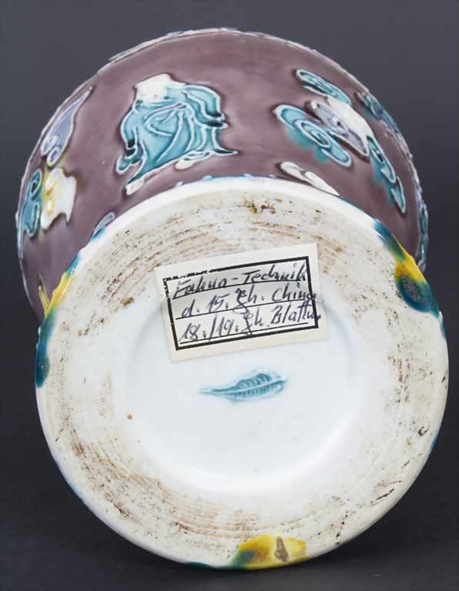 Fahua-Vase, China, wohl 18./19. Jh.Material: Bisquitporzellan, Auflagen in Fahuatechnik, polychrom - Bild 5 aus 7