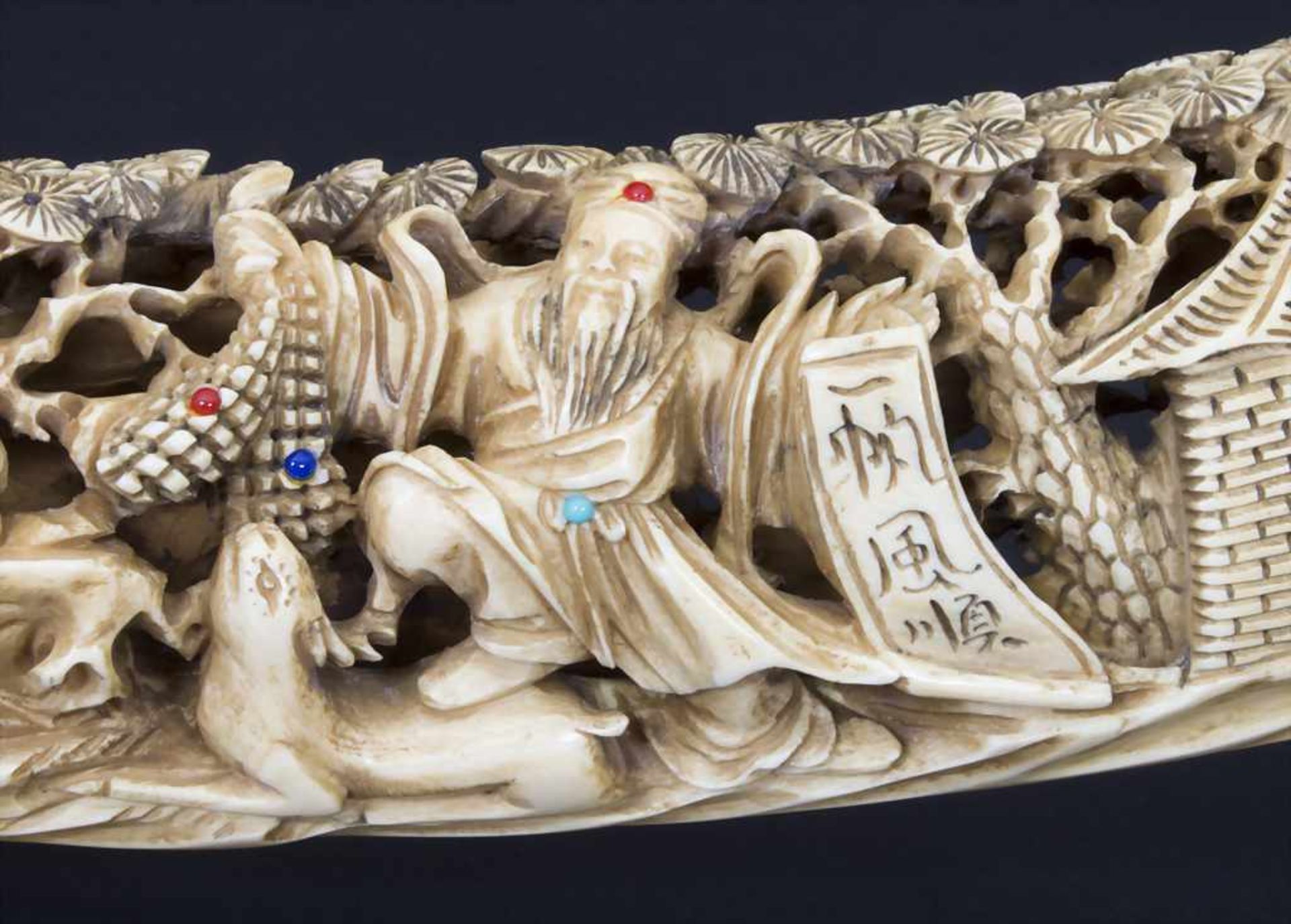 Stoßzahn, China, 18. / 19. Jh.Material: Elfenbein fein geschnitzt mitTürkis, Rubin, Lapilazuli, - Bild 6 aus 9