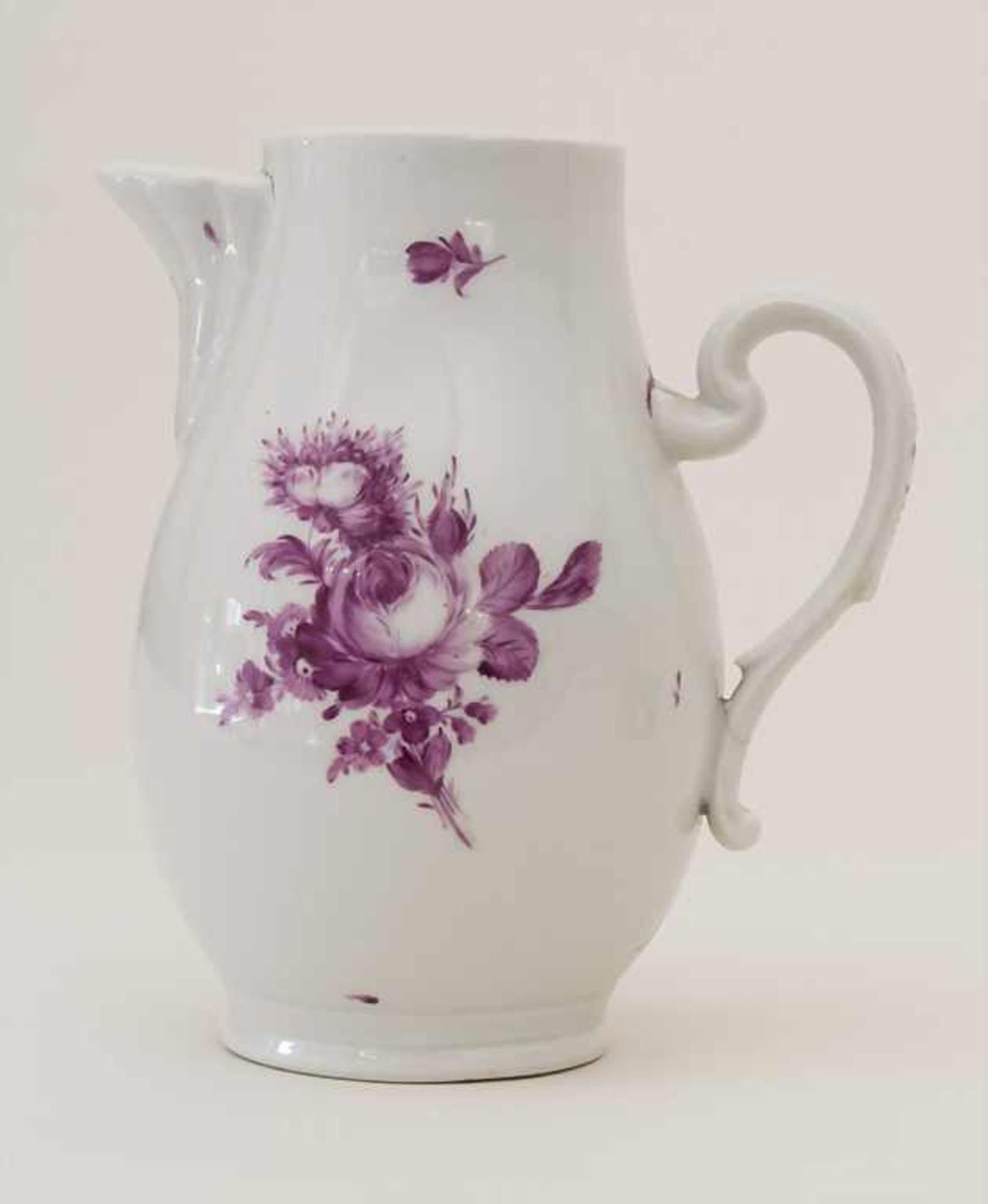 Kanne / A jug with Camaieu flowers, wohl Thüringen, um 1740Material: Porzellan, glasiert und