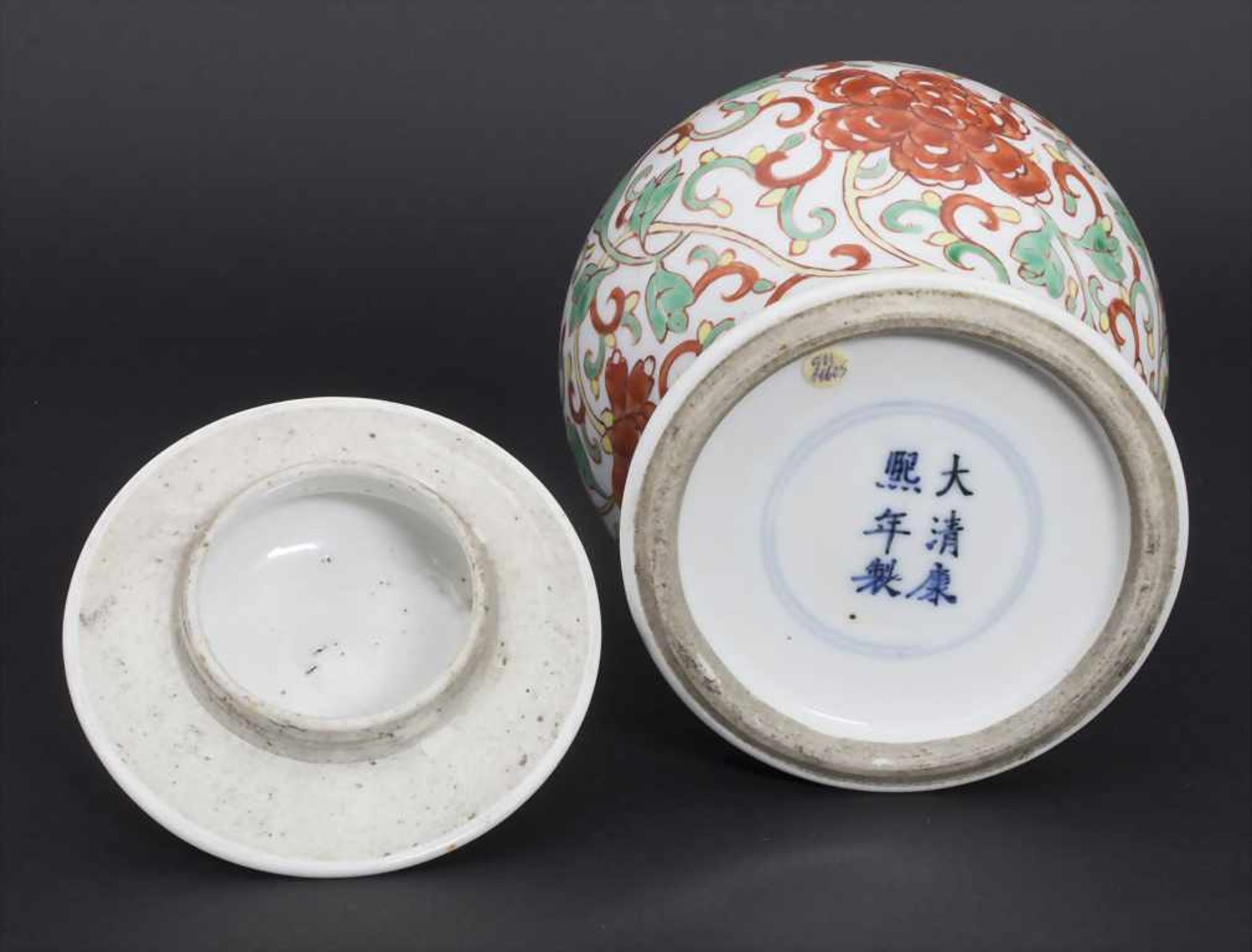 Deckelvase, China, gemarkt Kangxi (1662-1722)Material: Porzellan, bemalt mit polychromen - Bild 6 aus 8