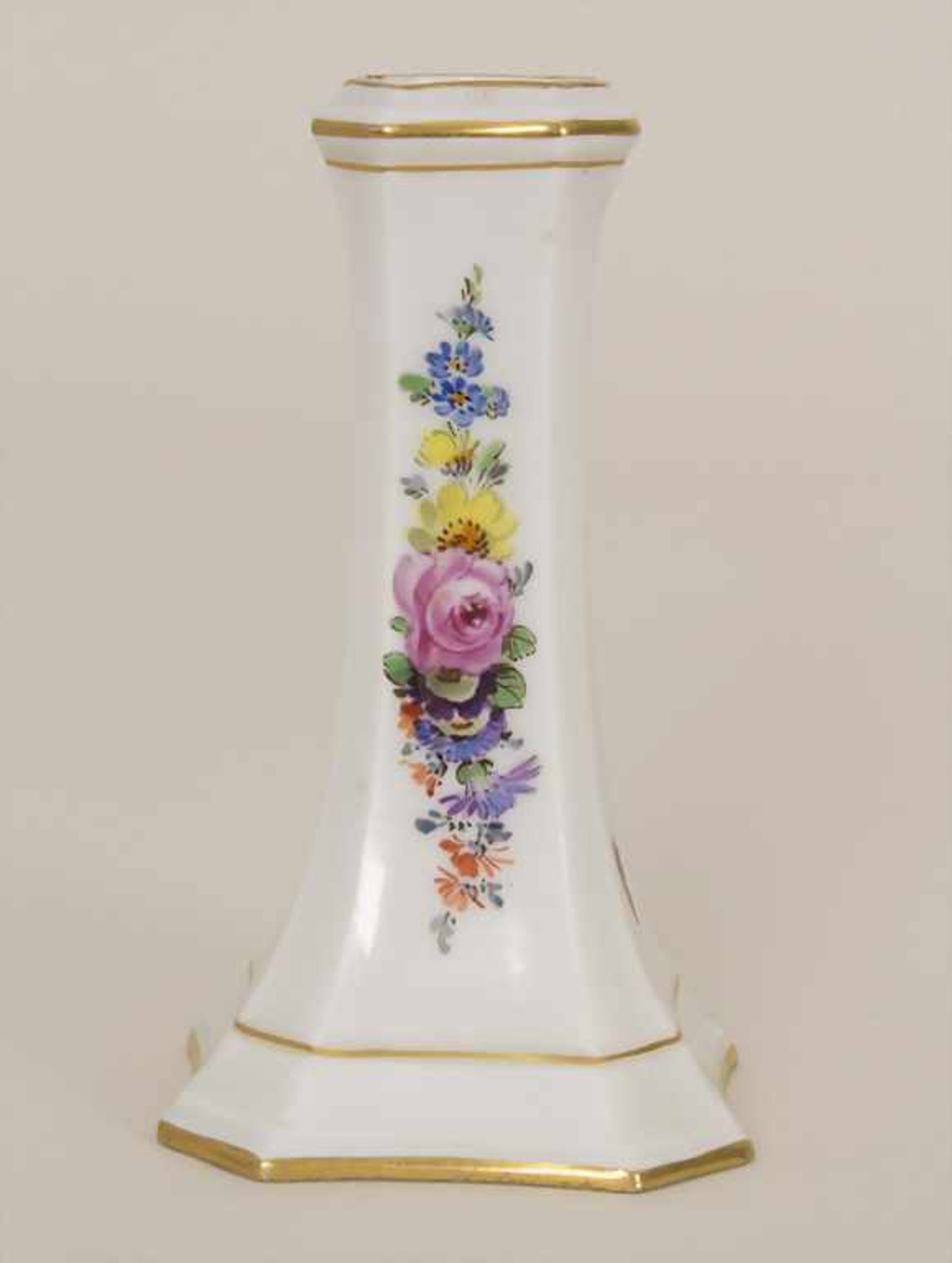 Kleine Vase mit Blumenbouquets / A small vase with flowers, Meissen, Ende 19. Jh.Material: