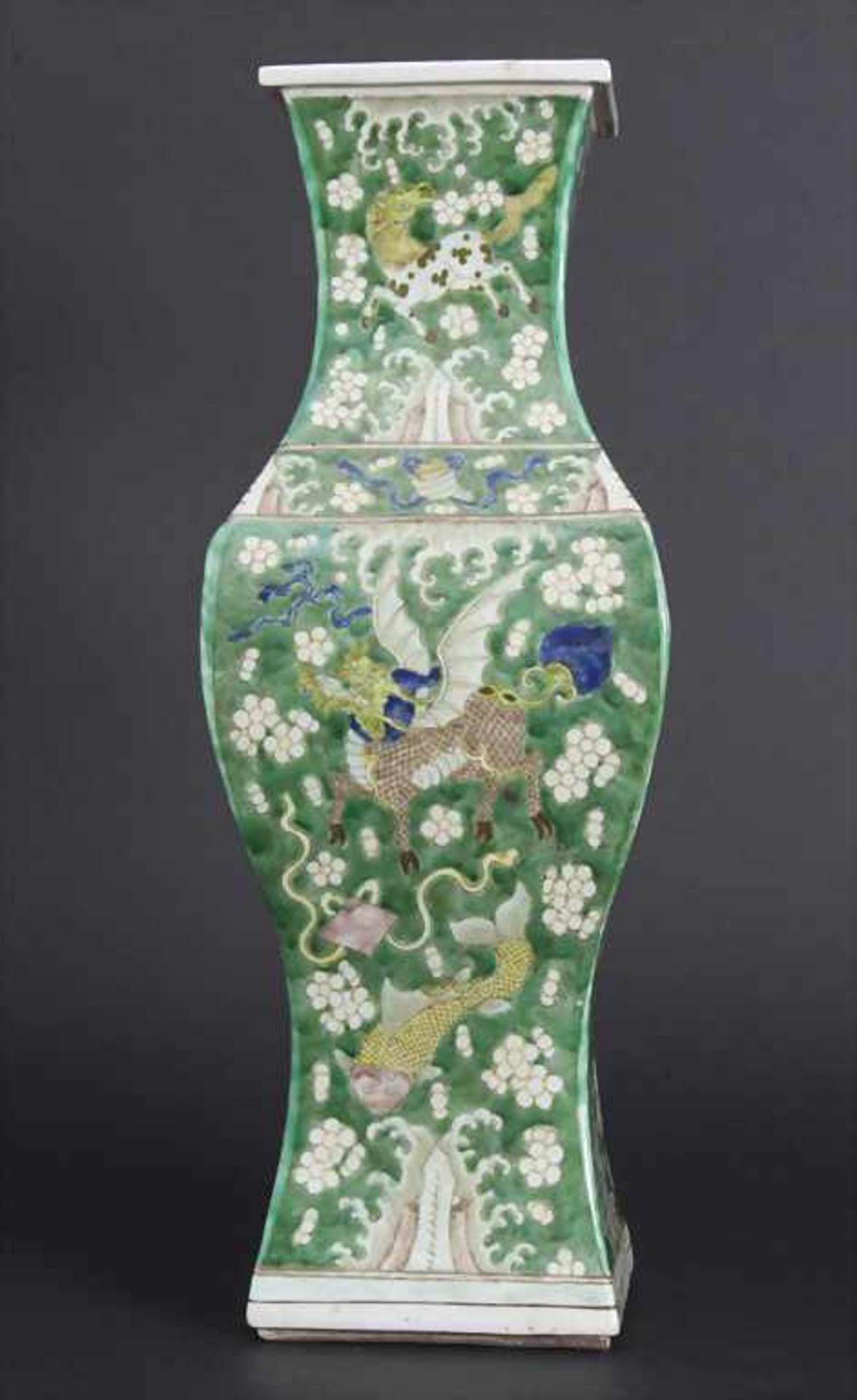 Ziervase, China, späte Qing-Dynastie, 19./20. Jh.Material: Porzellan, polychrom bemalt,Marke/ - Bild 2 aus 17