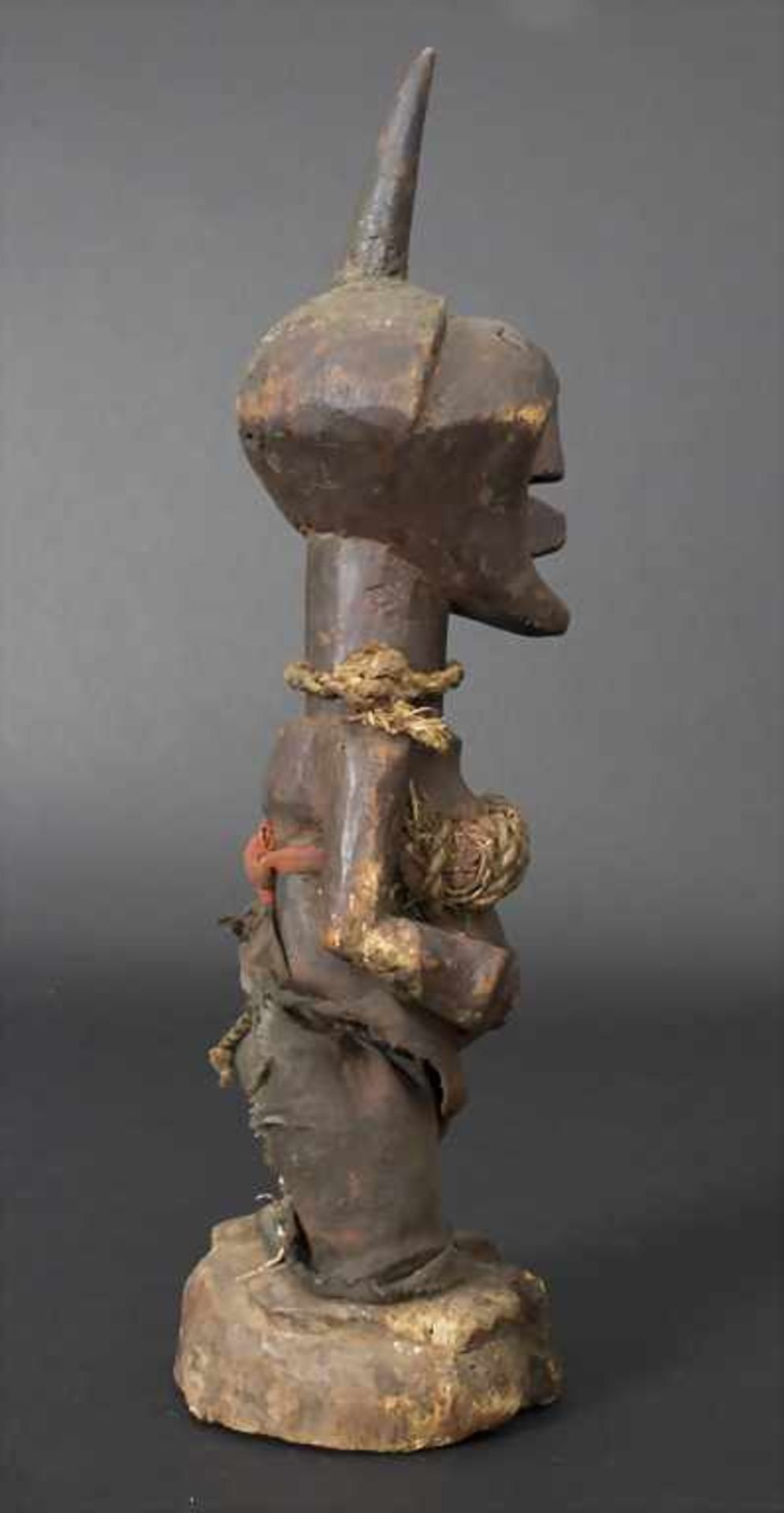 Fetisch, Songye, KongoMaterial: Holz, Kopf und Halsschmuck mit Hornbesatz, Brustgürtel mit magischer - Image 4 of 5