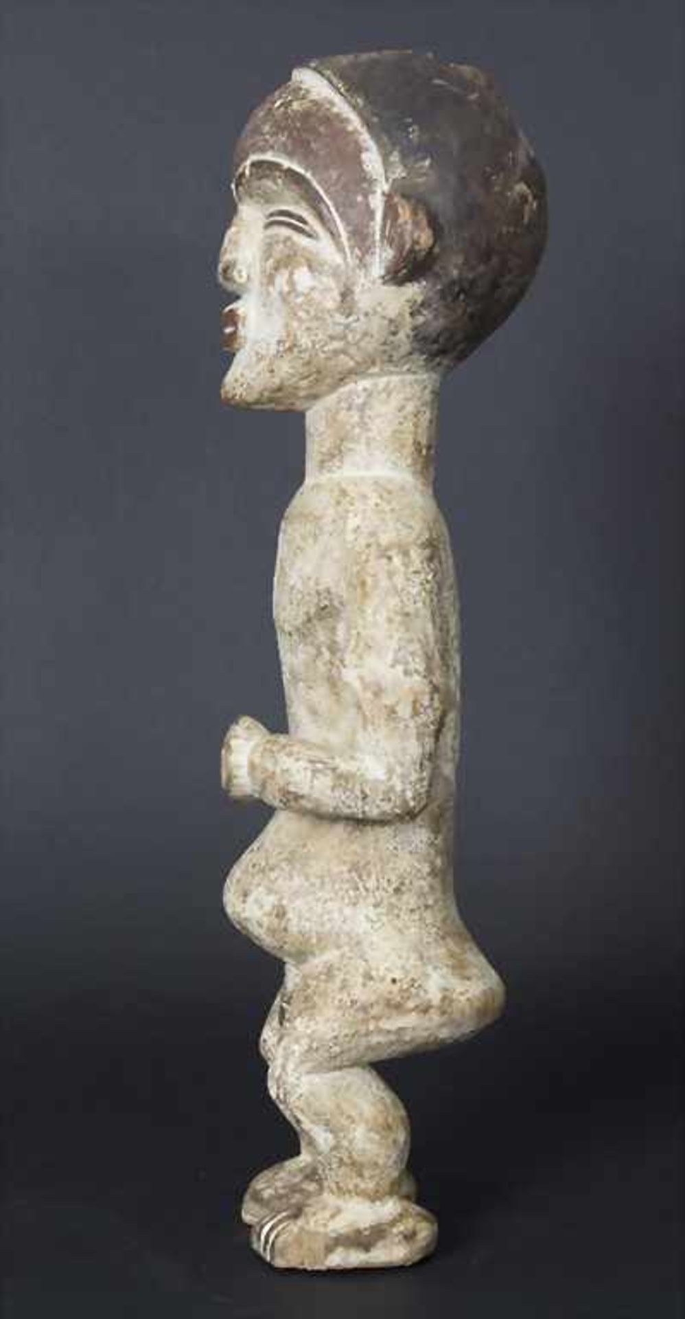 Ahnenfigur, Tsogo, GabunMaterial: Holz, kaolinweiß, rot und braun eingefärbt,Höhe: 42 cm,Zustand: - Image 2 of 7