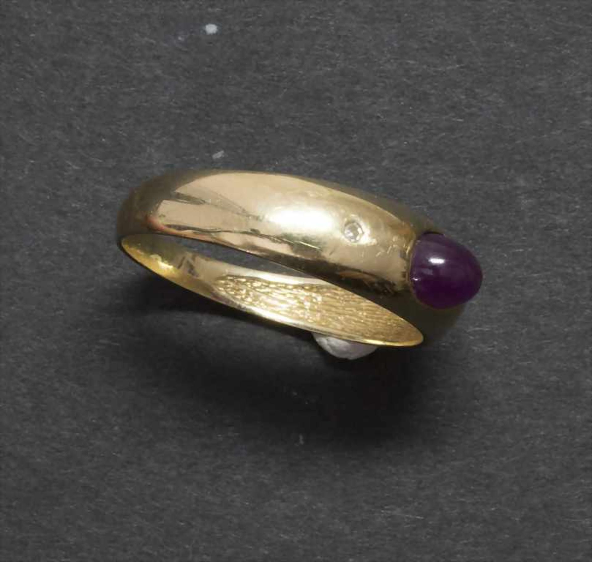 Damenring mit Rubin Cabochon / A ladies ring with ruby cabochonMaterial: Gelbgold 8 Kt. 333/000,