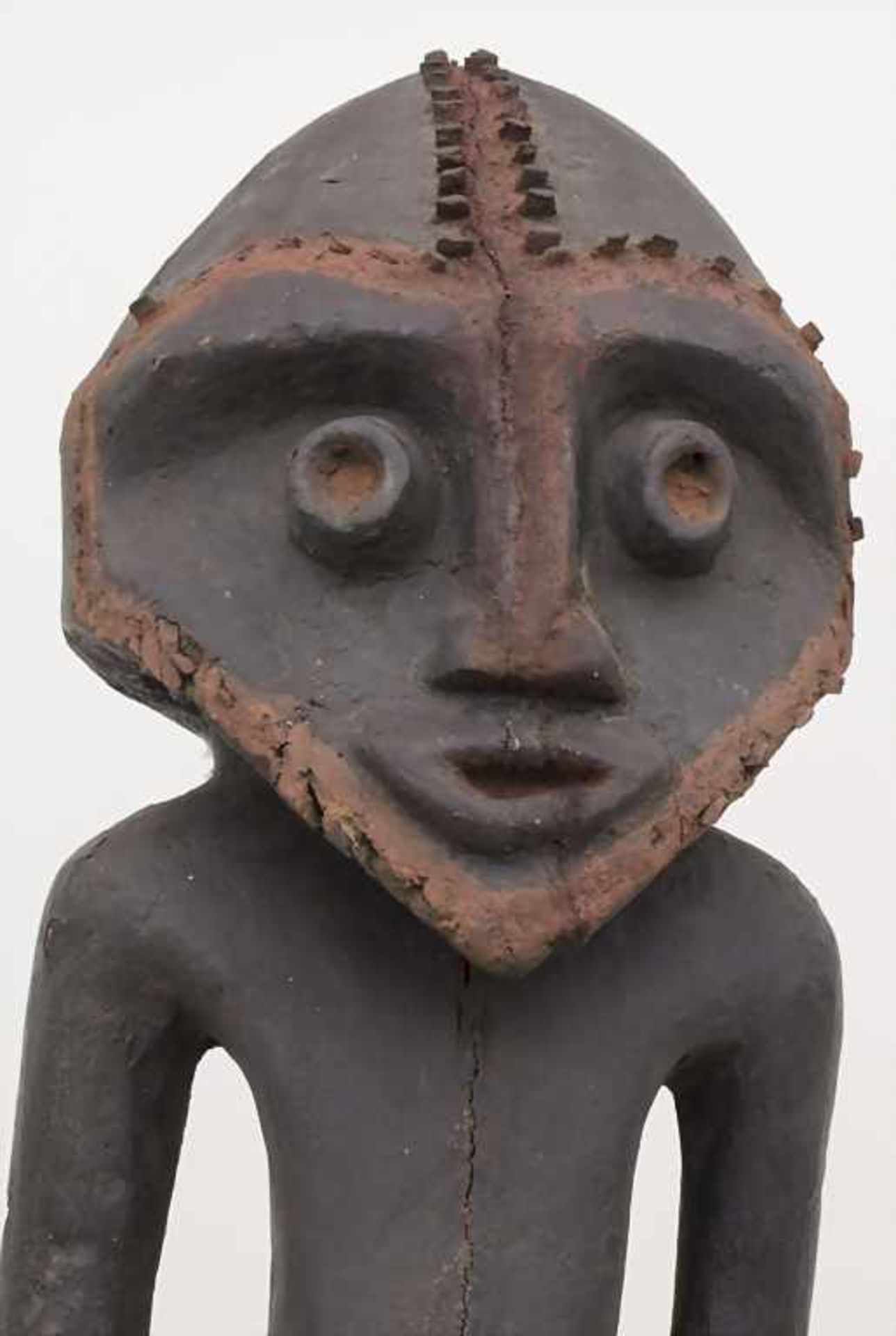 Männlicher Fetisch / A male fetish, Mambila, KamerunMaterial: schweres Holz, Gesicht und Augen rot - Bild 2 aus 4
