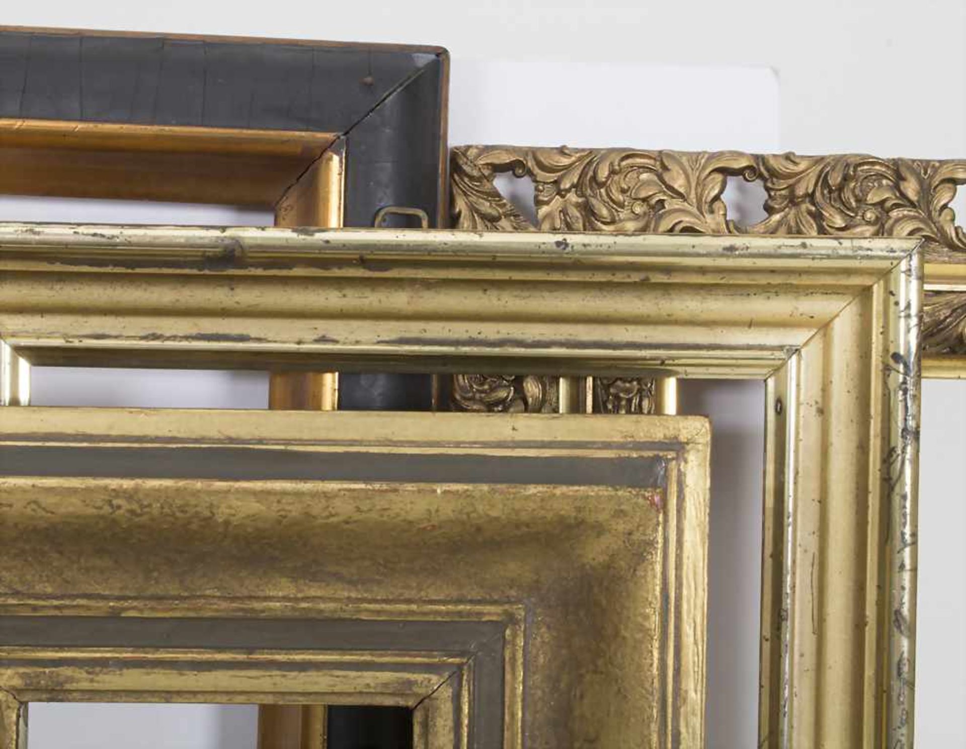 Konvolut 4 Rahmen / A set of 4 framesMaterial: Holz, goldstaffiert, teilweise geschnitzt und - Bild 2 aus 6