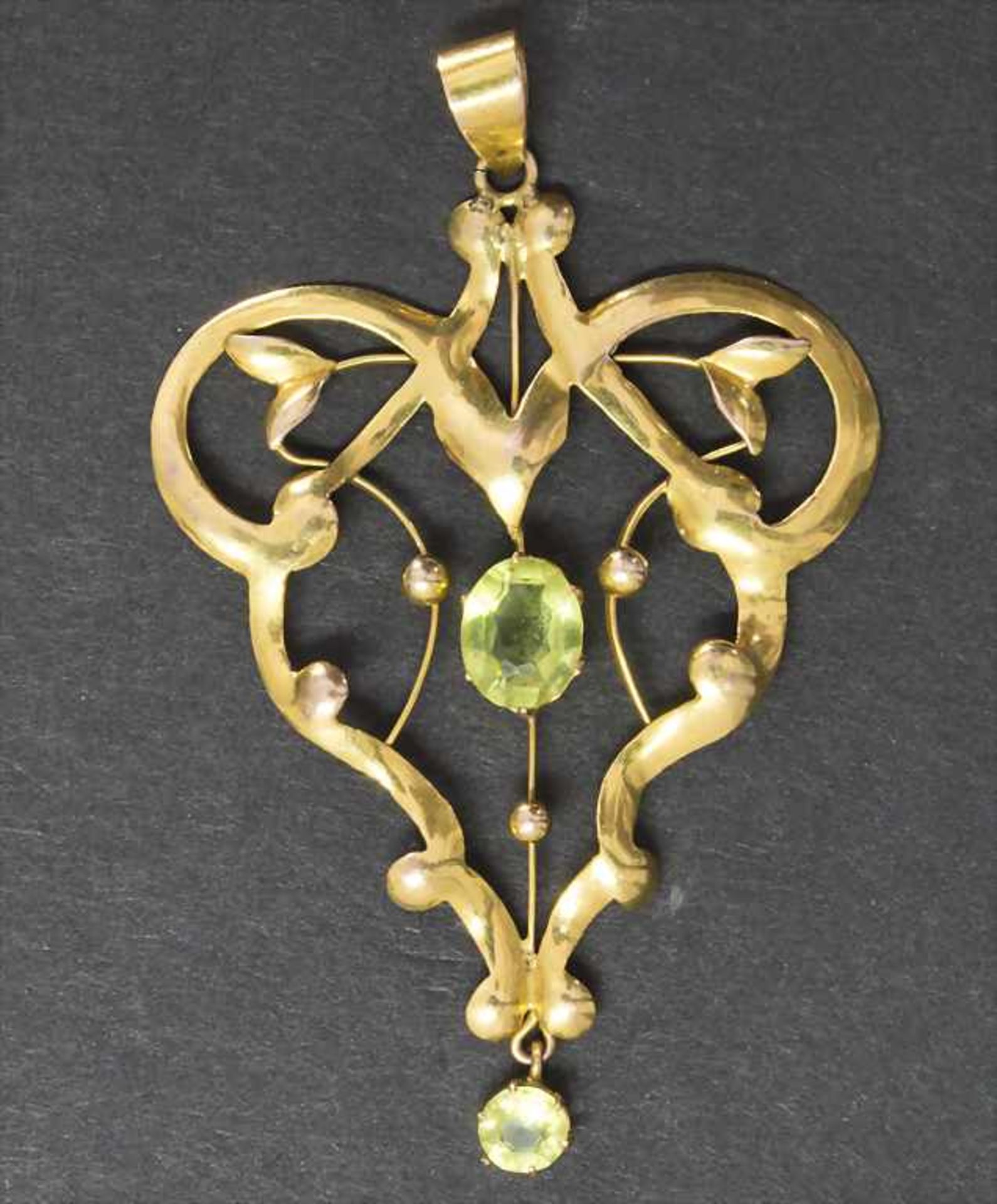 Jugendstil Anhänger / An Art Nouveau pendant, England, um 1900Material: Gelbgold, grüner Peridot/