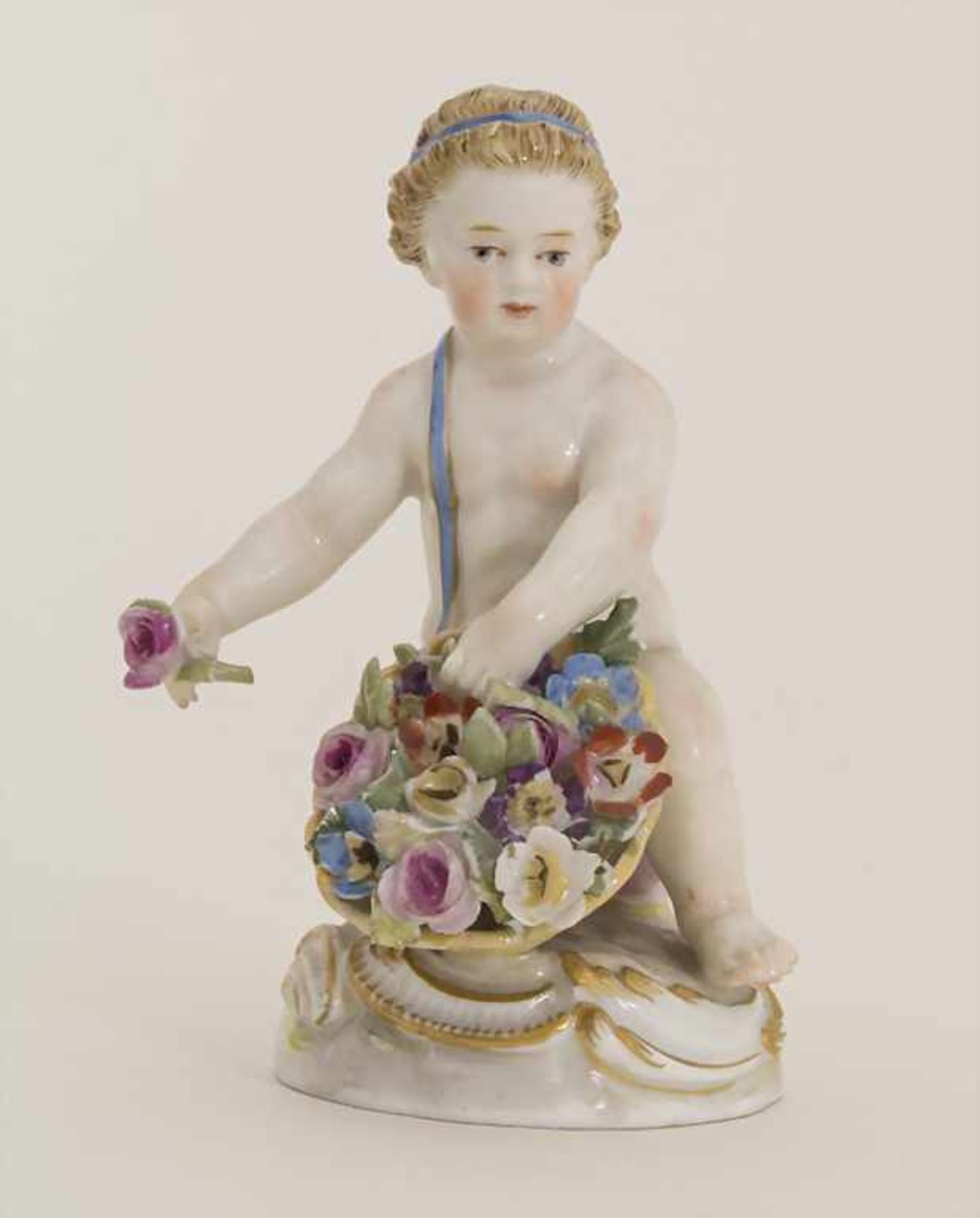 Kniender Putto mit Blumenkorb und einer Rose in der Hand / A kneeling cherub with flower basket