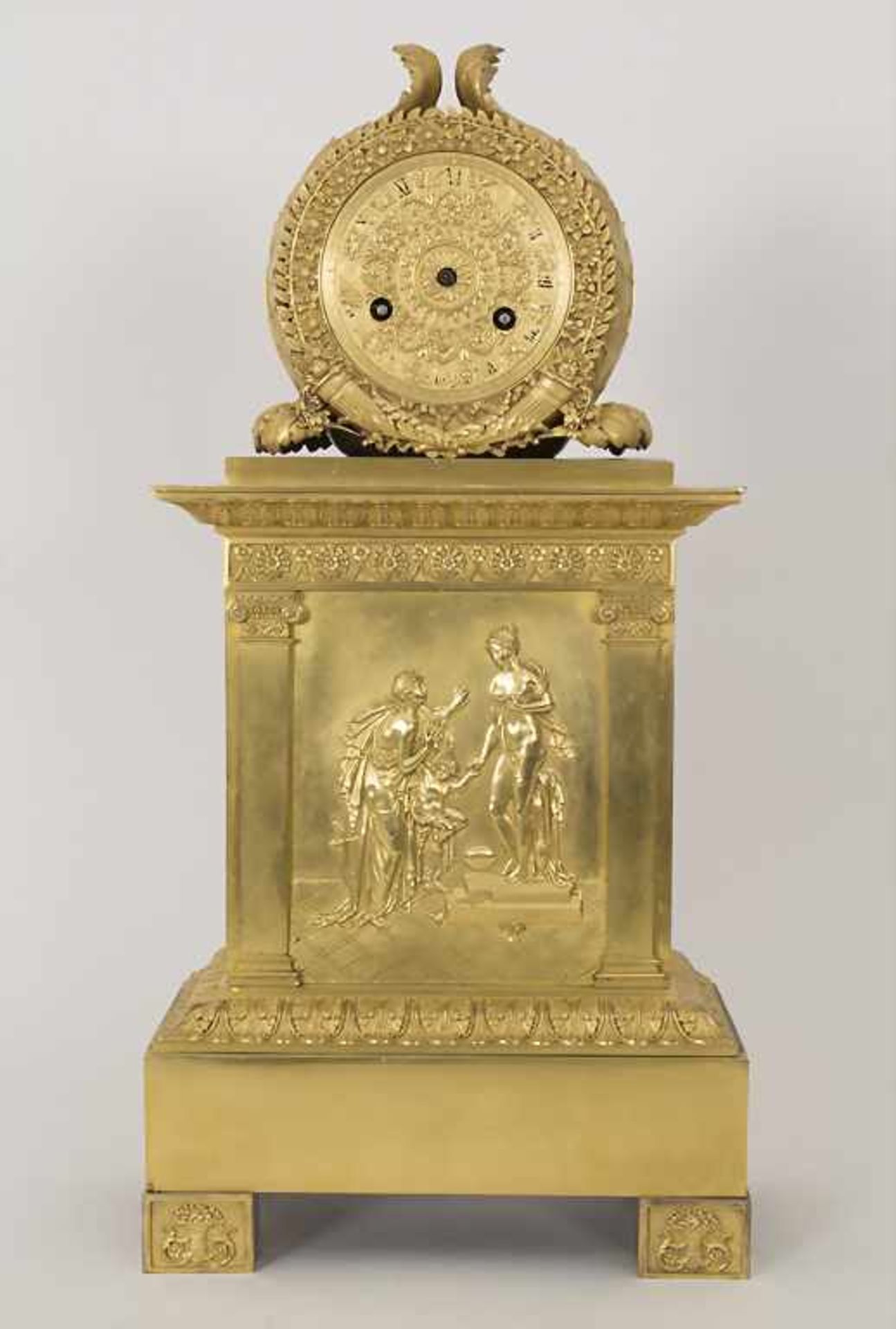 Empire Pendule 'Die Künste' / An Empire clock 'The fine arts', Paris, um 1800Gehäuse: Bronze,
