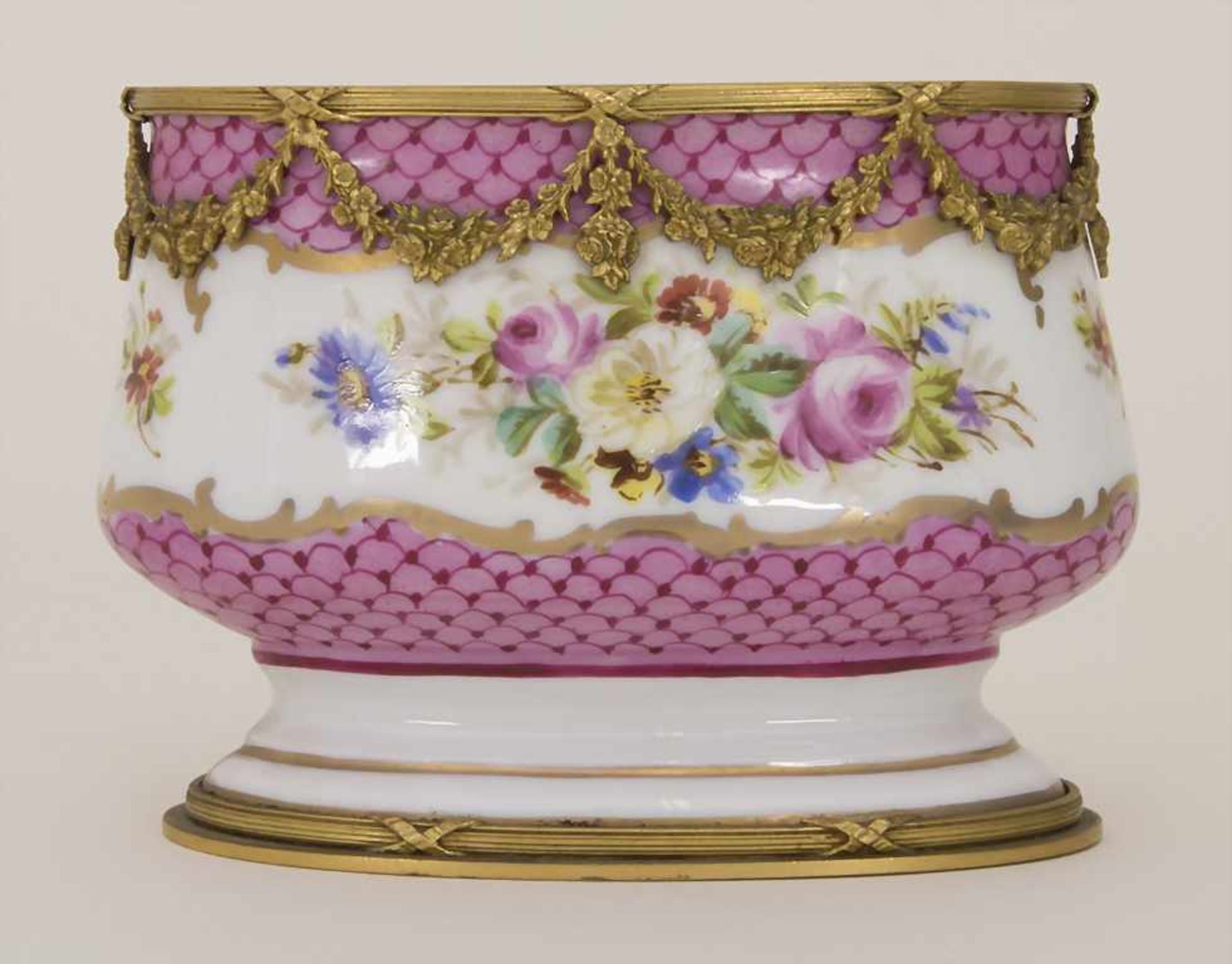 Ovale Vase mit Blumenbouquets / An oval vase with flowers, Ende 19. Jh.Material: Porzellan,